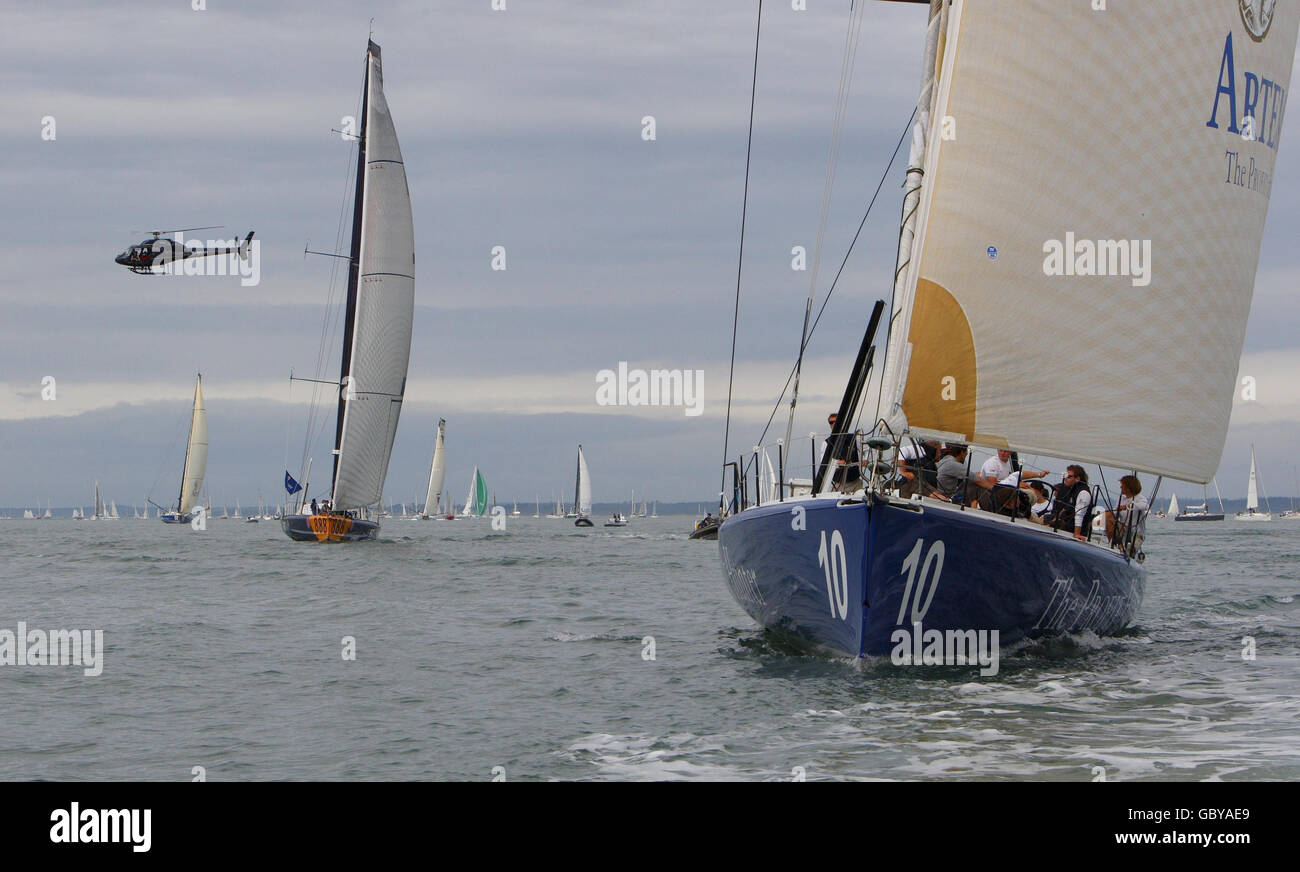 Vela - settimana delle Cowes - cinque giorni - Isola di Wight. Barche in azione durante la settimana di Cowes sull'isola di Wight. Foto Stock