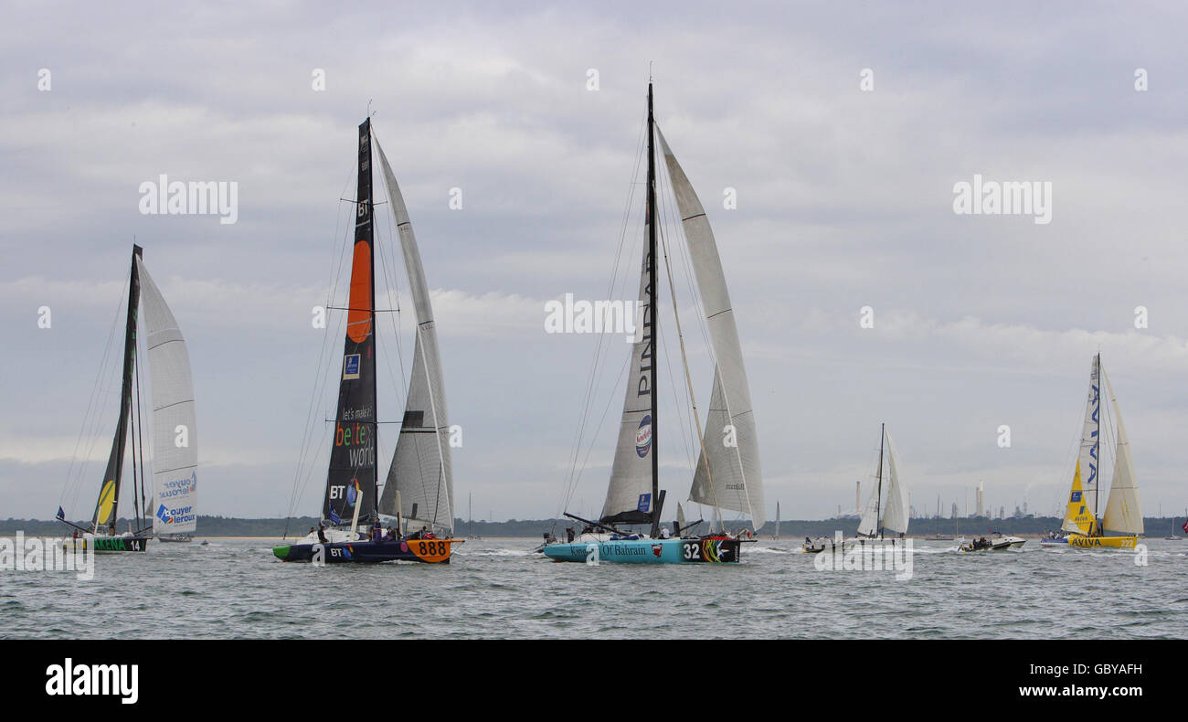 La flotta di yacht Open 60 in competizione con la gara Artemis Challenge fa lentamente passi avanti con venti leggeri mentre si dirigono verso est durante la settimana dei Cowes sull'isola di Wight. Foto Stock