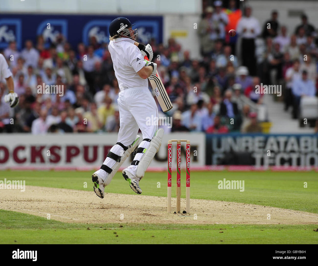 L'inglese Ian Bell è uscito dopo essere stato catturato dal australiano Brad Haddin durante la quarta prova a Headingley, Leeds. Foto Stock