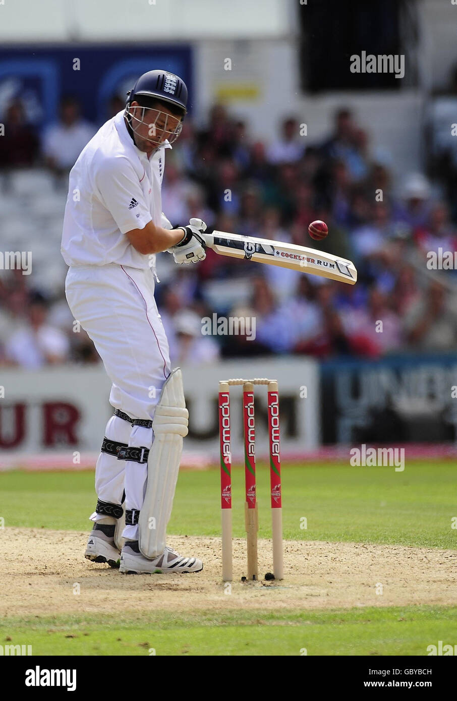 Steve Harmison in Inghilterra gioca un tiro non ortodosso durante il quarto test a Headingley, Leeds. Foto Stock