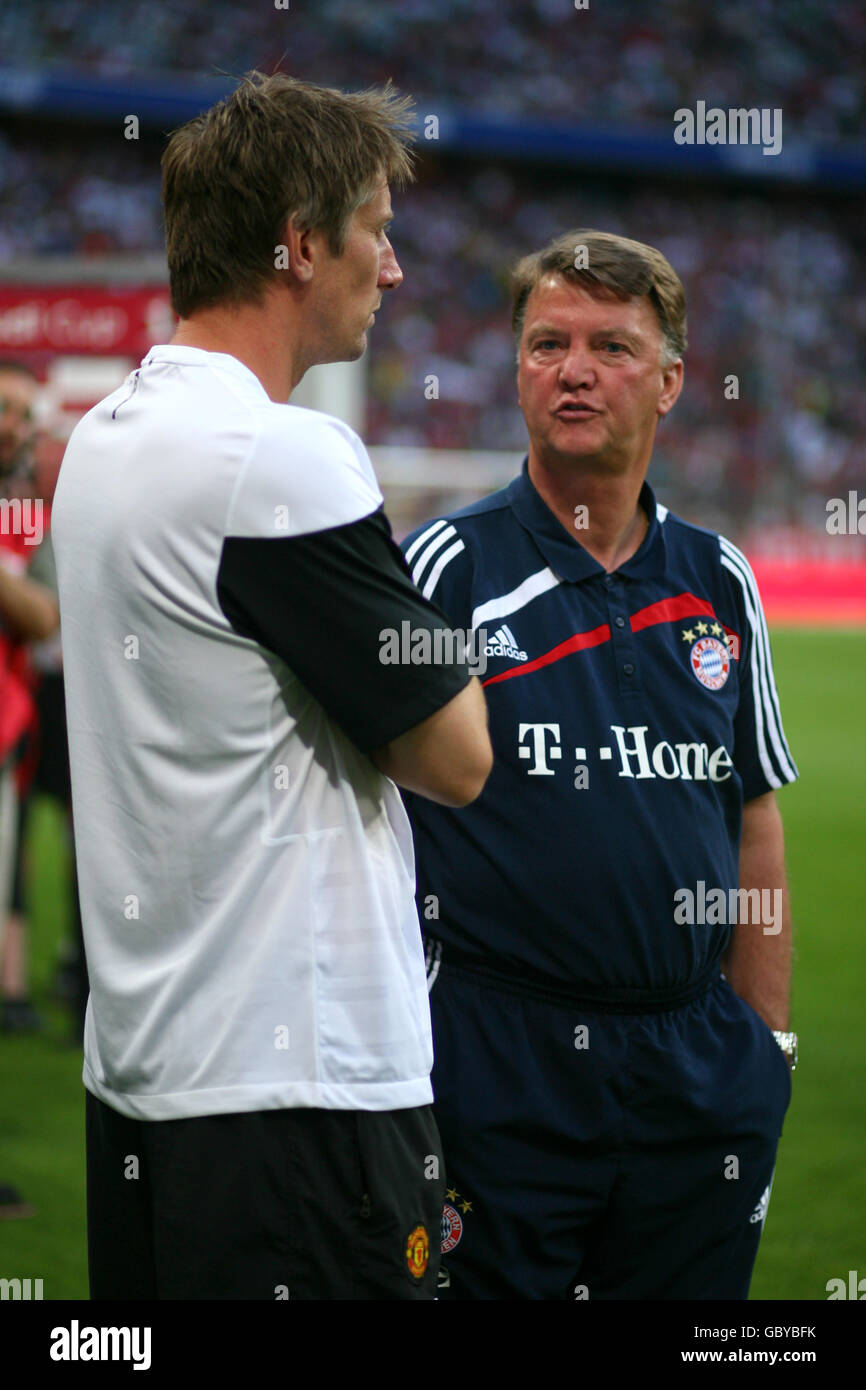 Il pullman della Baviera Luis Van Gaal parla con Manchester United Portiere Edwin van der SAR (a sinistra) Foto Stock