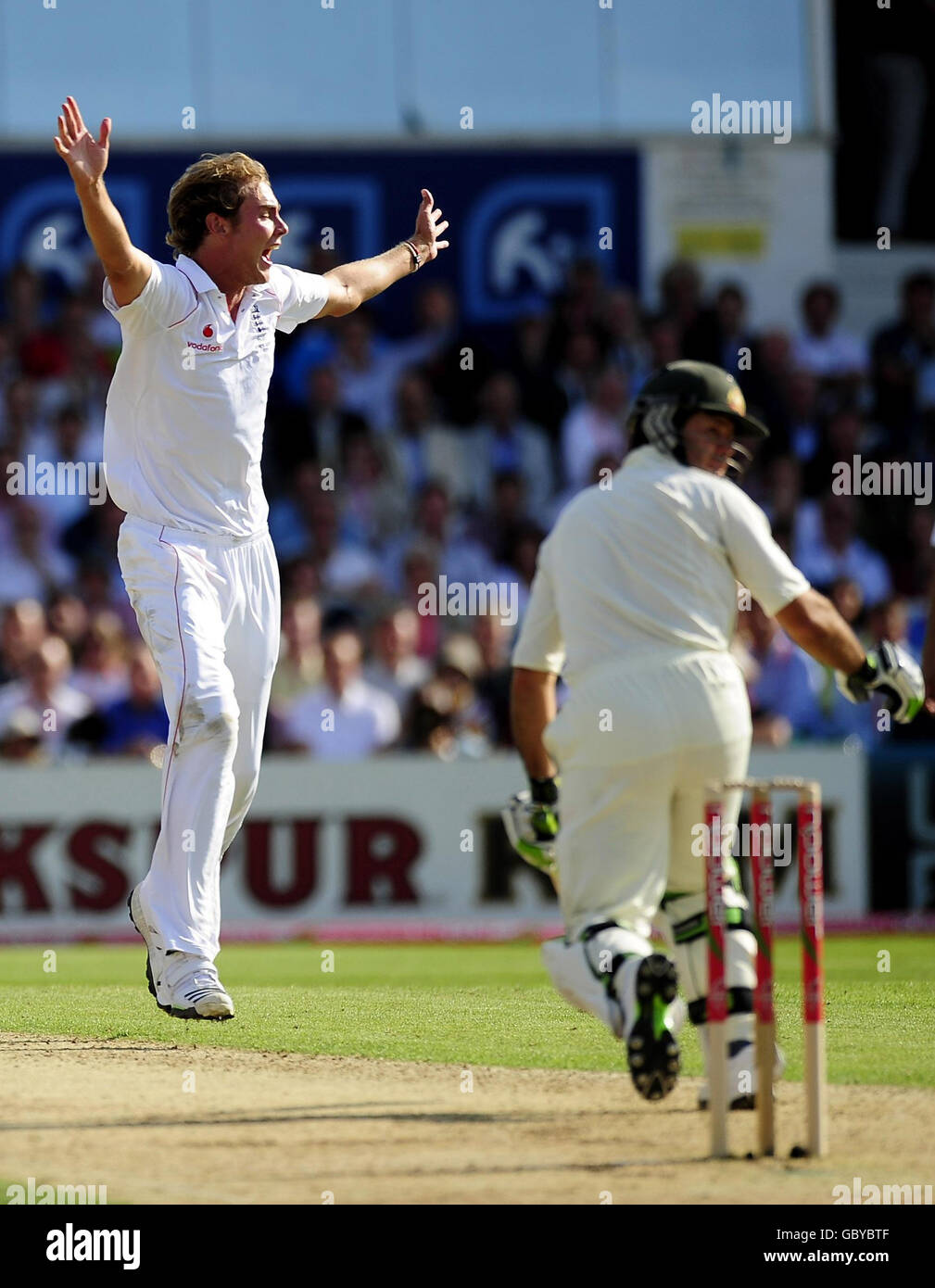 Cricket - The Ashes 2009 - npower Quarta prova - Day One - Inghilterra / Australia - Headingley. Il bowler inglese Stuart Broad festeggia la partecipazione del capitano australiano Ricky Ponting durante la quarta prova a Headingley, Leeds. Foto Stock