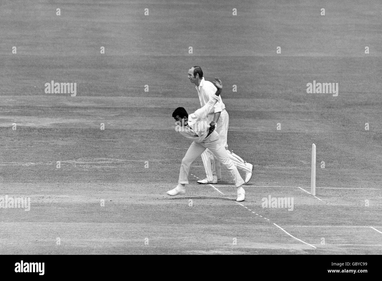Cricket - Tour Match - DH Robins 'XI / India. Bowling Sunil Gavaskar in India Foto Stock