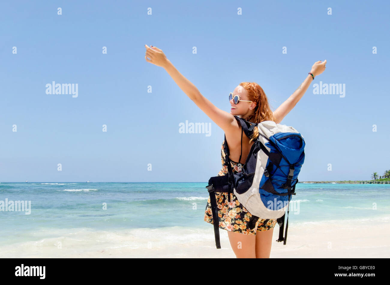 Backpacker sorridente davanti a te ocean Foto Stock