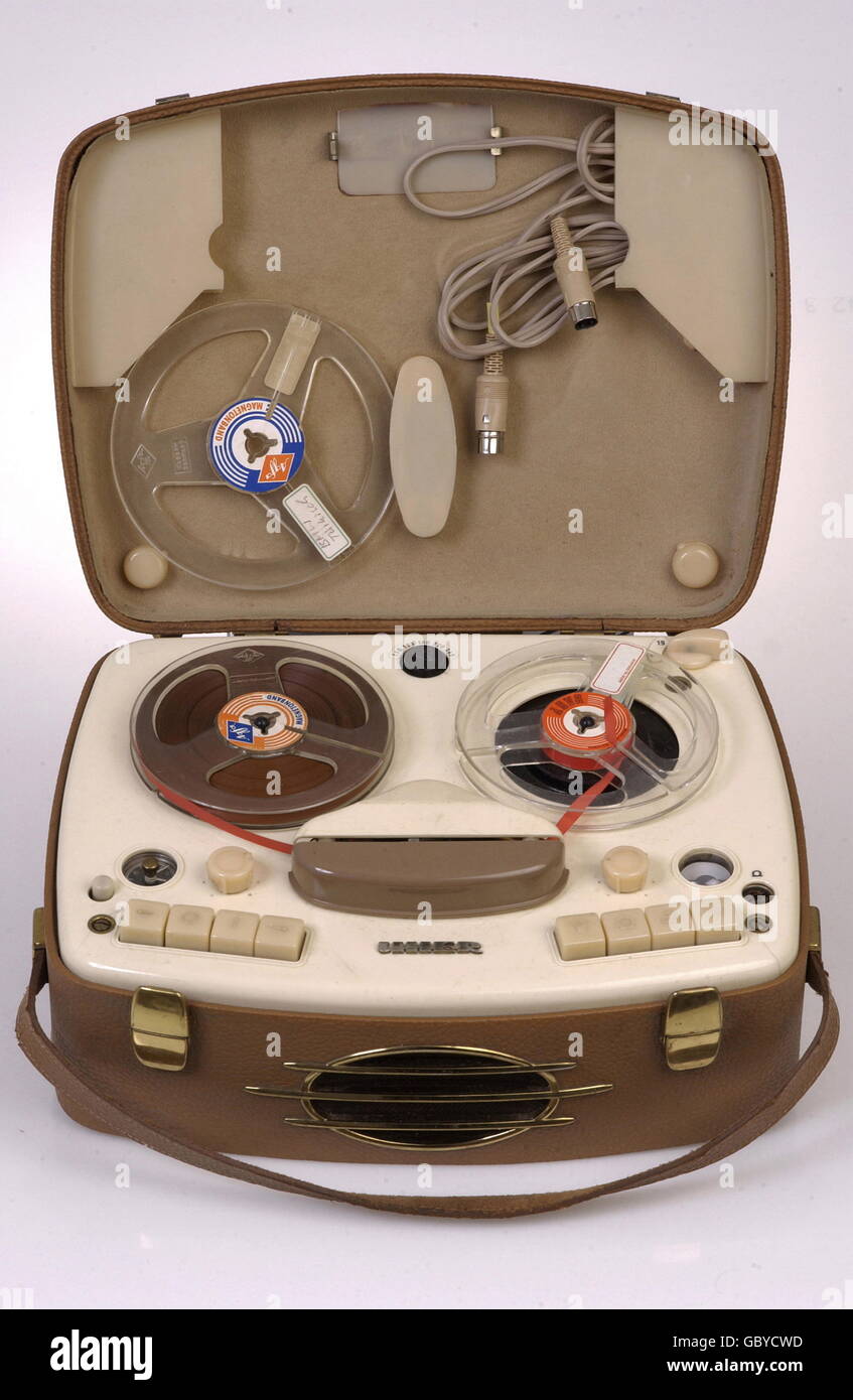 Technics, registratori a nastro, registratore a nastro, Uher 195, registratore a nastro HiFi deluxe, 1957, studio shot, collezione W.M.Weber, anni 50, 50, 20° secolo, storico, storico, pulsante, pulsanti, controllo, velocità nastro, commutabile, telaio con rivestimento in pelle di plastica, nastro Agfa, registrazione, riproduzione, portatile, altoparlante integrato, prezzo originale 1957: DM 685,-, peso: 9,5 kg, autorizzazioni-aggiuntive-non disponibili Foto Stock