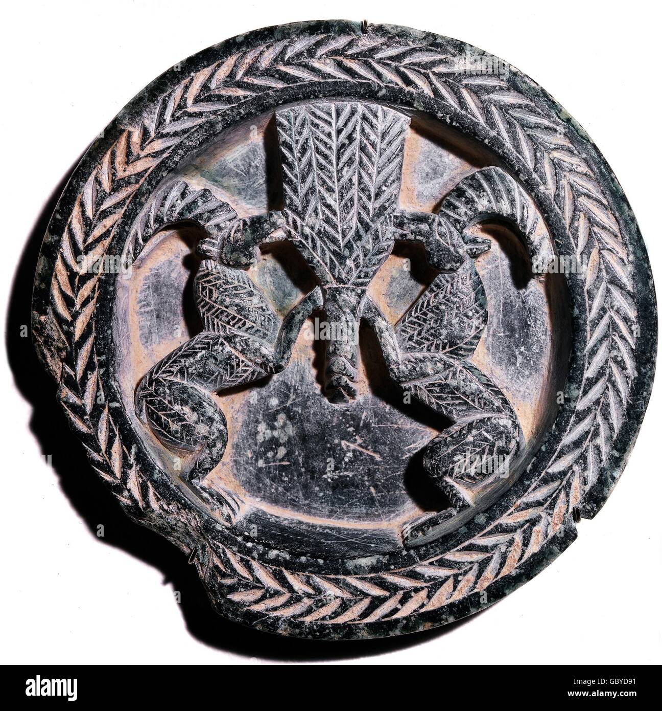 Belle arti, Iran, persiano, round rilievo decorativo con due stambecchi, 1° millennio BC, calcare grigio, 10.6 Centimetro, raccolta Mildenberg, Foto Stock