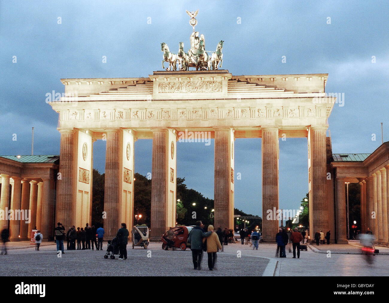 Geografia / viaggio, Germania, Berlino, porta di Brandeburgo, dopo restauro, 3.10.2002, foto notturna, diritti aggiuntivi-clearences-non disponibile Foto Stock