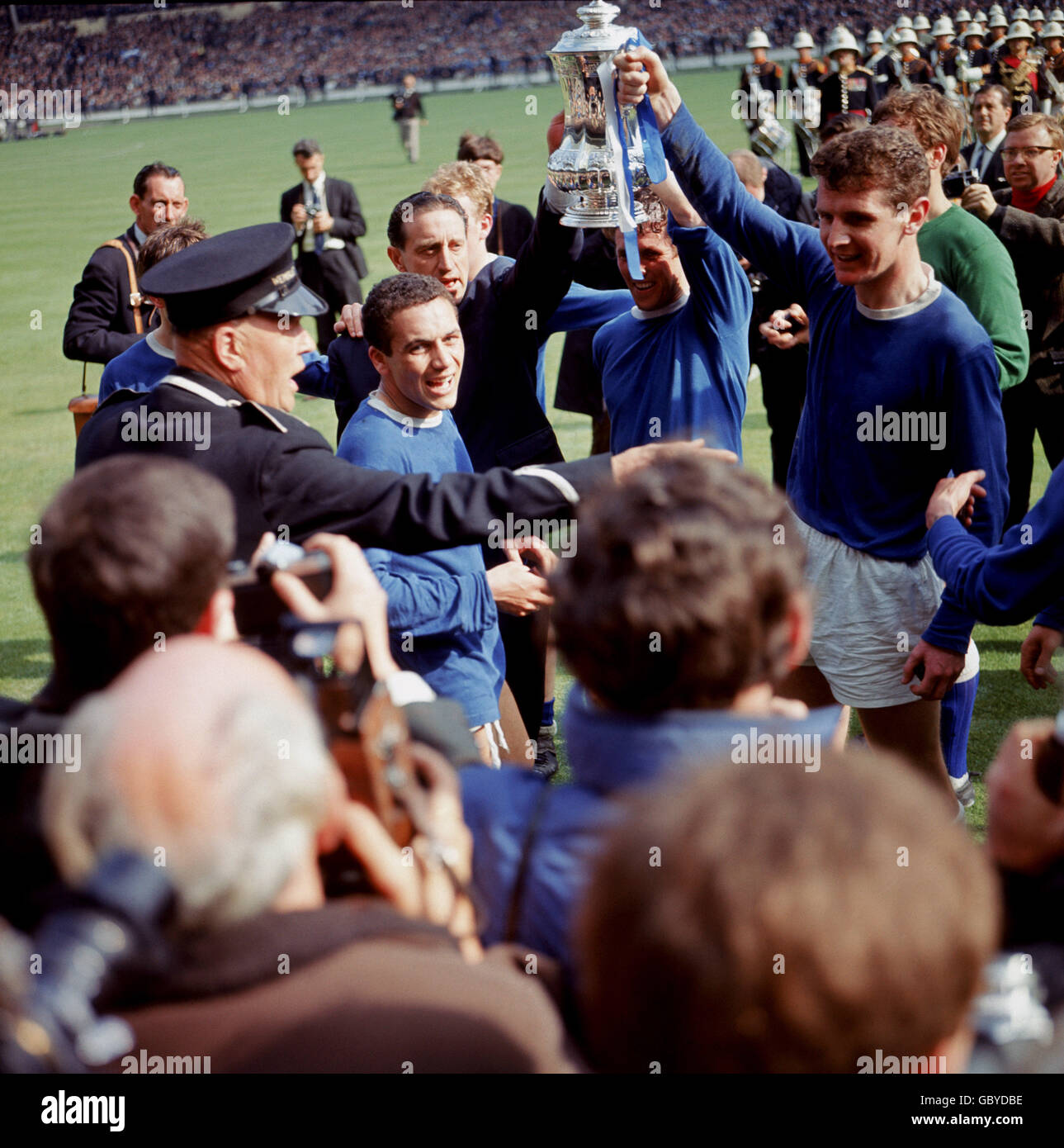 Brian Labone (r) di Everton, Brian Harris (second r) e il manager Harry Catterick (second l) tengono la fa Cup aloft mentre i compagni di squadra Mike Trebilcock (l), Jimmy Gabriel (dietro Catterick) e Gordon West (dietro Labone) guardano sopra Foto Stock