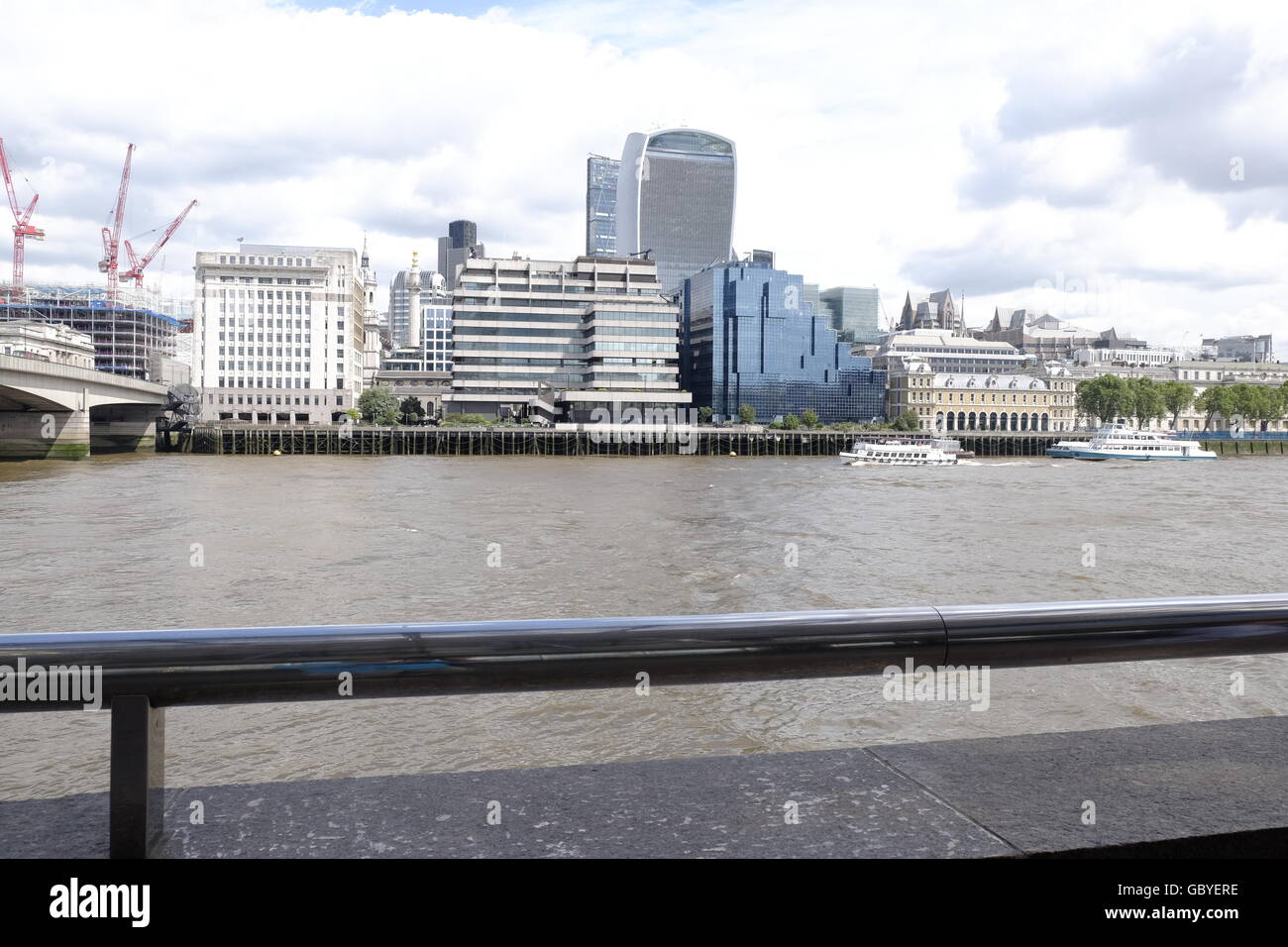 "Walkie-talkie" un simbolo di Londra di telai oltre l'orizzonte di Londra vista dal Tamigi South Bank Foto Stock