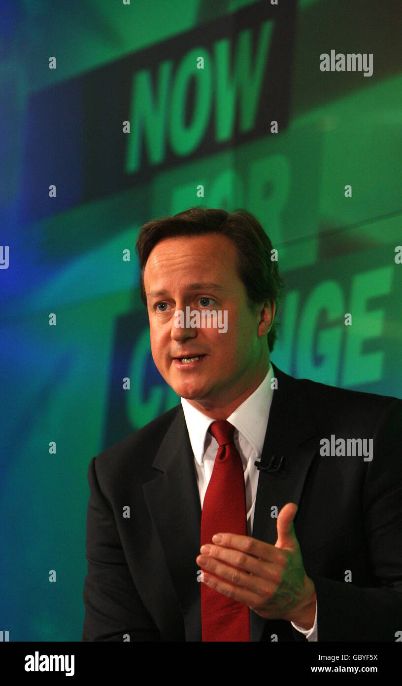 Il leader del Partito conservatore David Cameron ha tenuto un discorso che delinea i piani del Partito conservatore sulla regolamentazione finanziaria e l’economia, al Bloomberg LP, nella città di Londra. Foto Stock