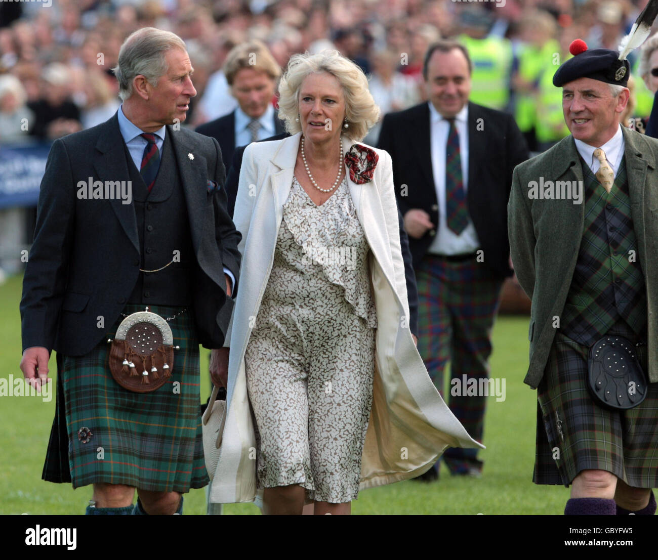 Il Duca di Rothesay, noto anche come Principe di Galles, Patrono del raduno 2009 e la duchessa di Rothesay, anche conosciuta come la duchessa di Cornovaglia, prima dell'apertura ufficiale del raduno 2009, a Holyrood Park, Edimburgo. Foto Stock