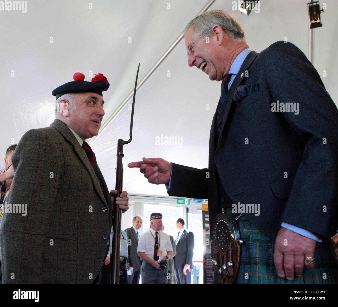 Il Duca di Rothesay, noto anche come Principe di Galles, Patrono del raduno 2009, nella tenda di esposizione dell'esercito prima di aprire ufficialmente il raduno 2009, a Holyrood Park, Edimburgo. Foto Stock