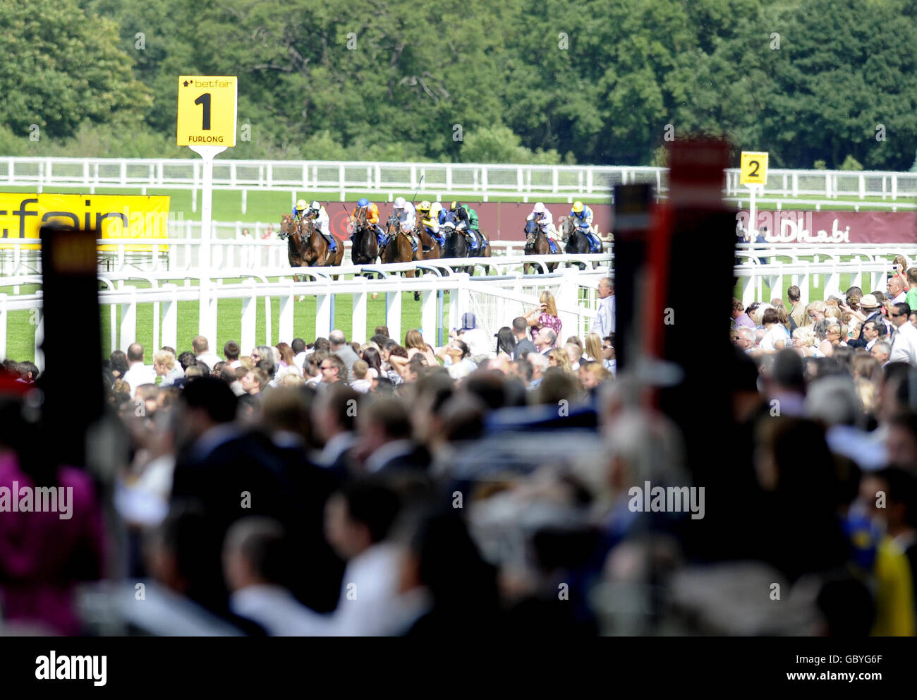 Sri Putra e Philip Robinson (seconda a sinistra) si battono per vincere la Emirates NBD Cup durante il weekend di Betfair all'ippodromo Ascot, nel Berkshire. Foto Stock