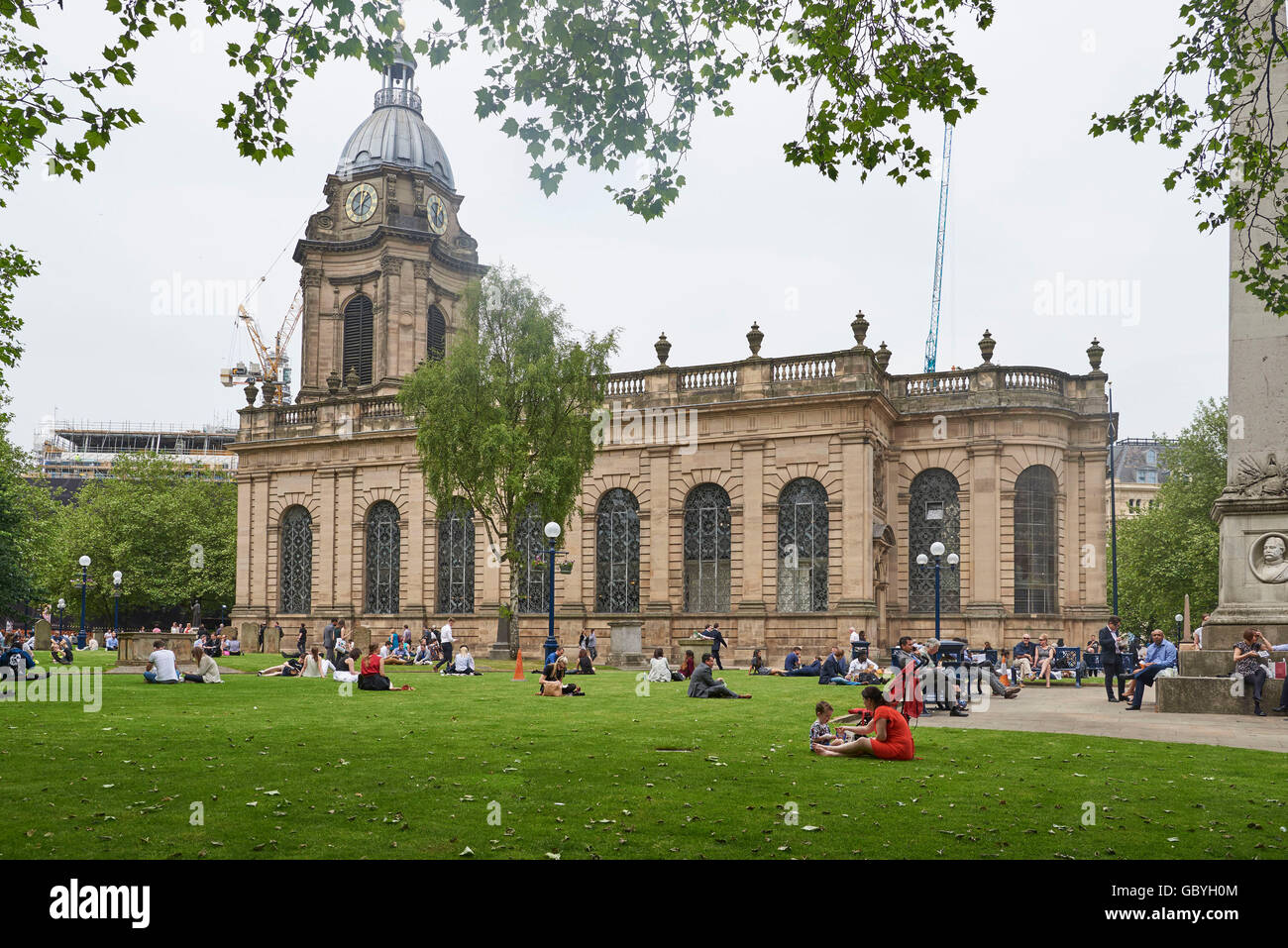 Birmingham Cathedral, St Phillips, con pausa pranzo gli impiegati godendo il sole estivo, West Midlands, Regno Unito Foto Stock