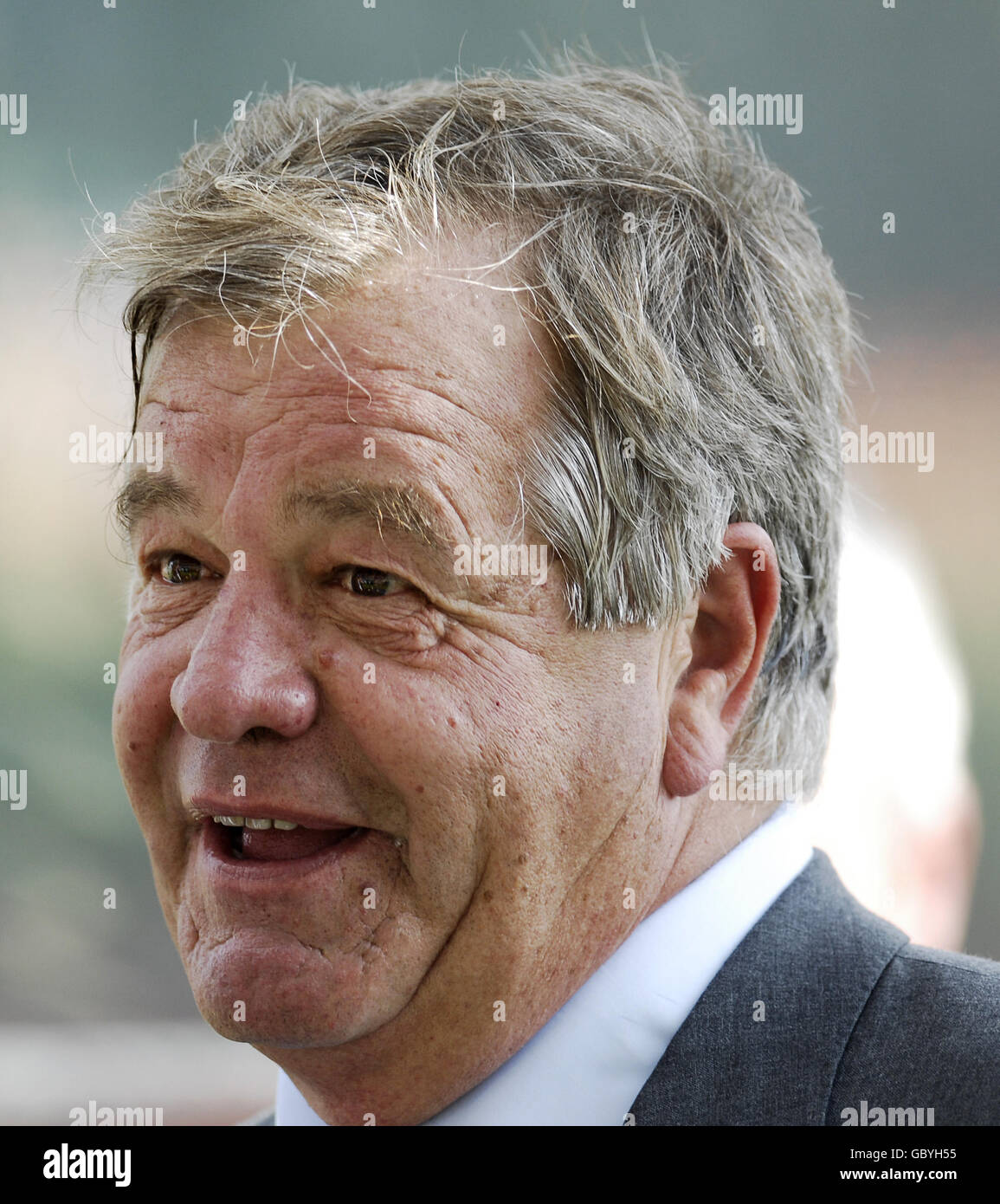 L'allenatore Sir Michael Stoute dopo che il suo cavaliere ha vinto il re George VI e la regina Elizabeth Stakes durante il weekend Betfair all'ippodromo di Ascot, Berkshire. Foto Stock