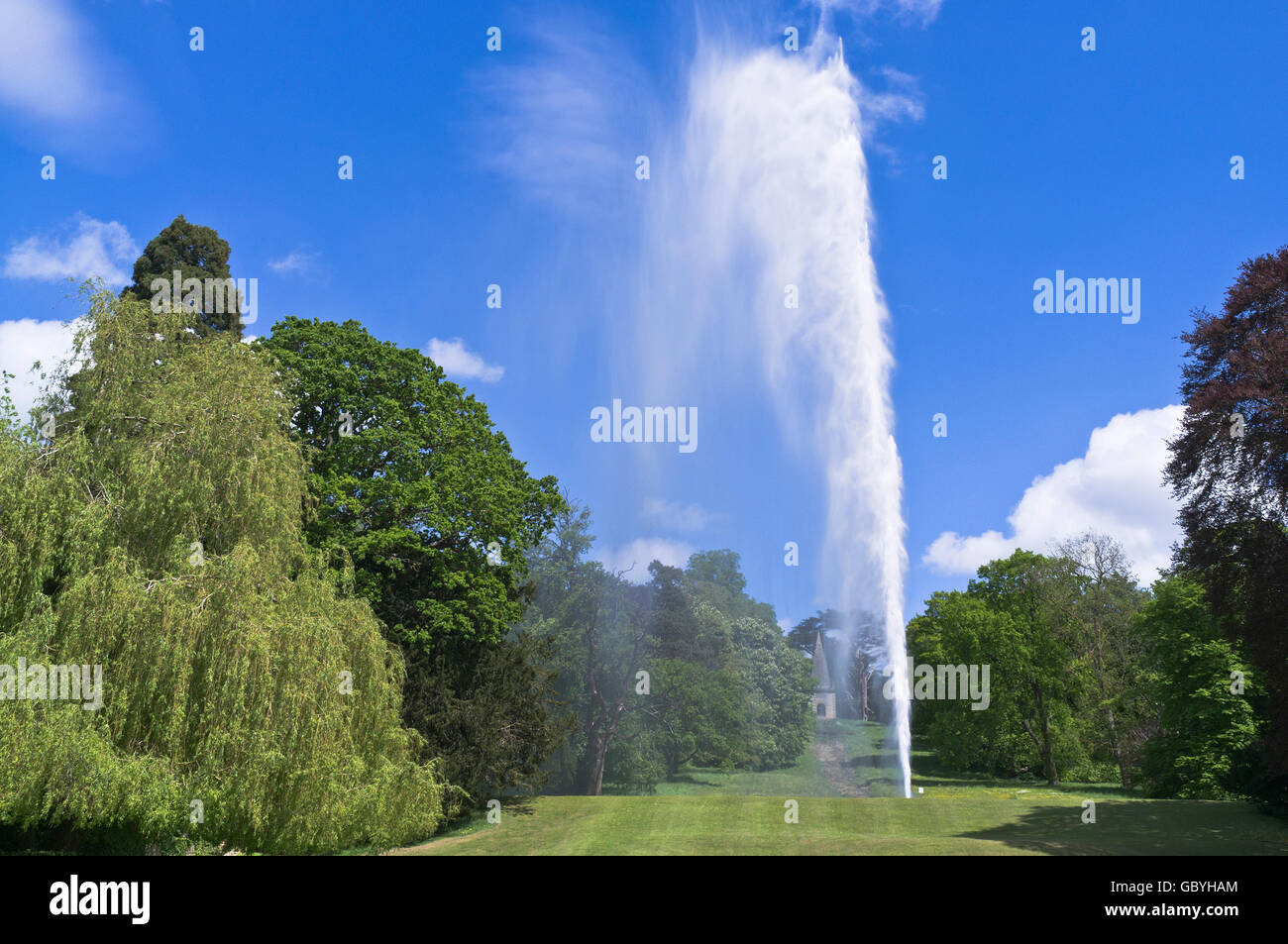 Dh Stanway House COTSWOLDS GLOUCESTERSHIRE piu' alta fontana di UK 300 piedi alto singolo getto fontana in motivi Foto Stock