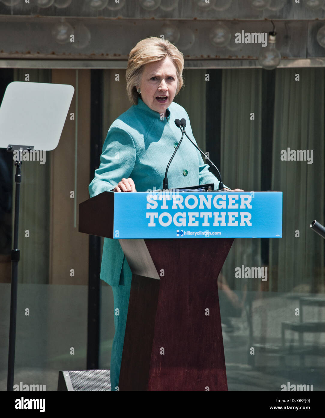 Atlantic City, NJ, Stati Uniti d'America. 6 Luglio, 2016. Hillary Clinton campagne di fronte alla ex Trump Plaza Casino sul lungomare. Foto Stock