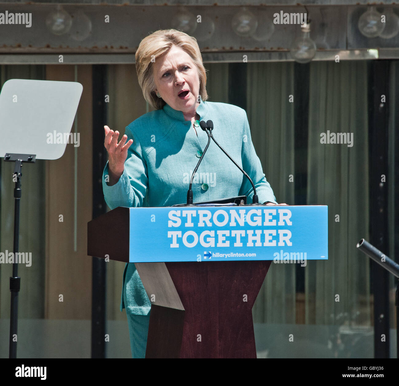 Atlantic City, NJ, Stati Uniti d'America. 6 Luglio, 2016. Hillary Clinton campagne di fronte alla ex Trump Plaza Casino sul lungomare. Foto Stock