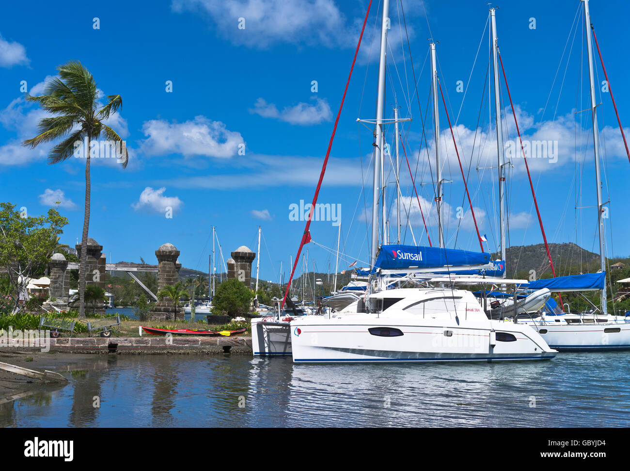 Dh Nelsons Dockyard ANTIGUA CARAIBI Catamarano ormeggiato English Harbour marina West Indies Harbour Foto Stock