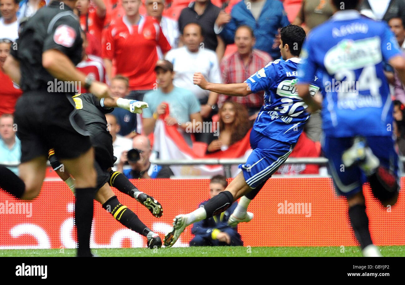 Calcio - Wembley Cup 2009 - Barcellona / al Ailly - Wembley Stdium. Hany El Egezy di al Ahly segna il suo primo goal durante la Wembley Cup al Wembley Stadium di Londra. Foto Stock