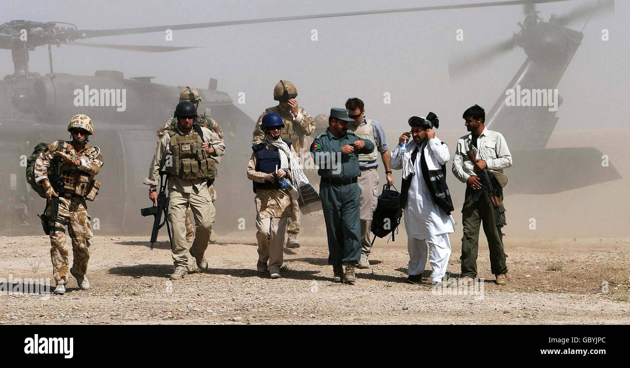 Una chiave Shura si svolge presso il villaggio di Pay Kalay, parte di Gereshk a Malgir, Afghanistan. Il governatore di Helmand Gulab Mangal (secondo da destra) parla con il leader del villaggio anziano e tribale, Kalifah Sharih Khan. Foto Stock