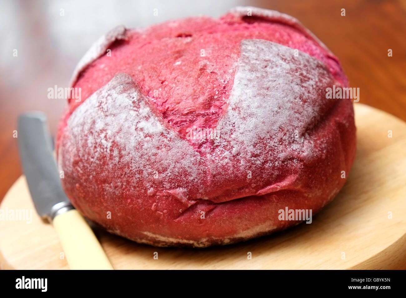 Focaccia di rustico barbabietole pane sul tagliere di legno Foto Stock