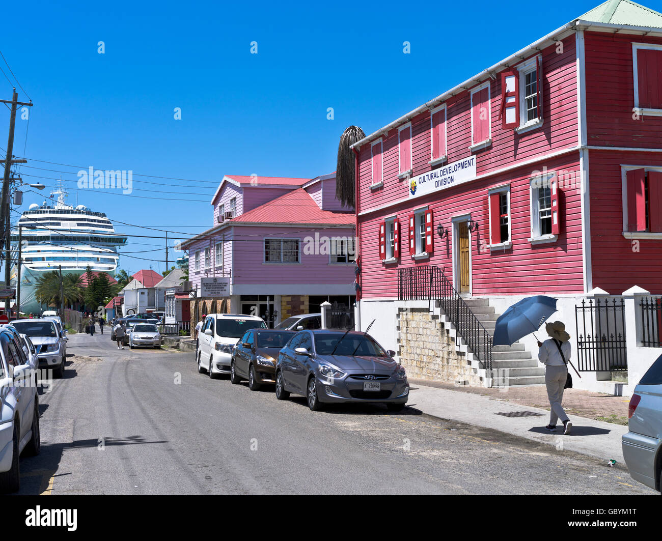Dh St Johns ANTIGUA CARAIBI Nevis Street e crociera nave alla fine della strada strada coloniale città Foto Stock