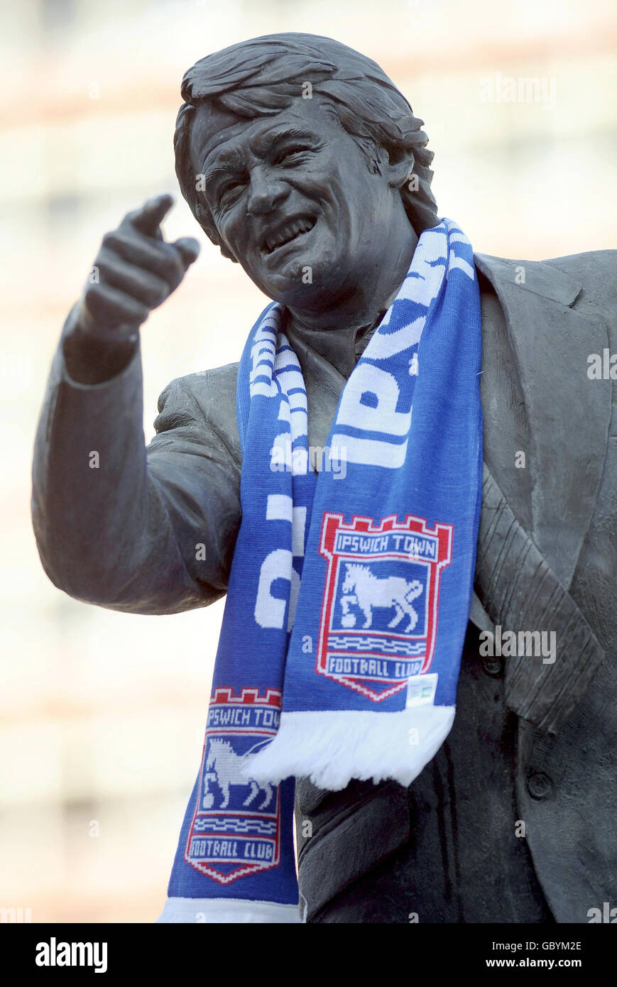 Una sciarpa della città di Ipswich è vista su una statua di Bobby Robson fuori della squadra di calcio della città di Ipswich, in memoria del direttore di calcio che è morto oggi, Ipswich. Foto Stock