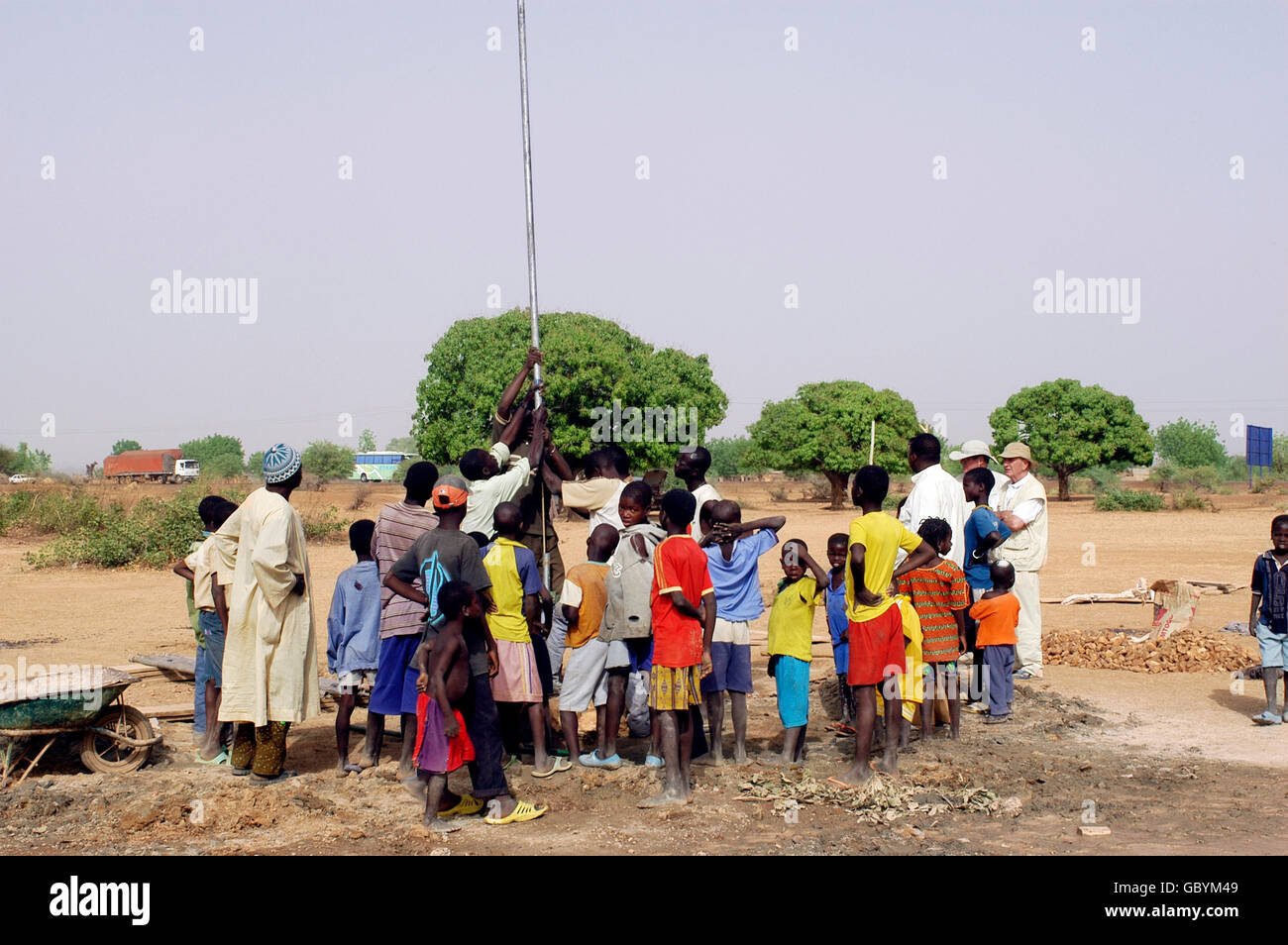 Installazione e montaggio di una pompa in Burkina Faso finanziato associassion umanitario. Foto Stock