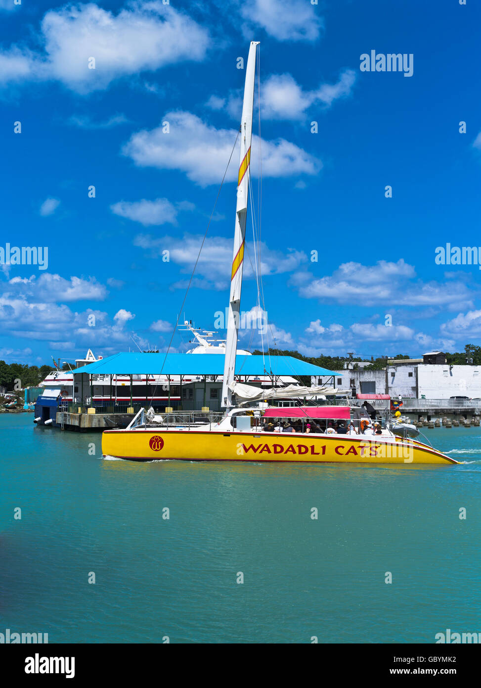 Dh St Johns ANTIGUA CARAIBI turisti viaggio Saint Johns Wadadli Cats catamarani gite in barca gita in catamarano Foto Stock