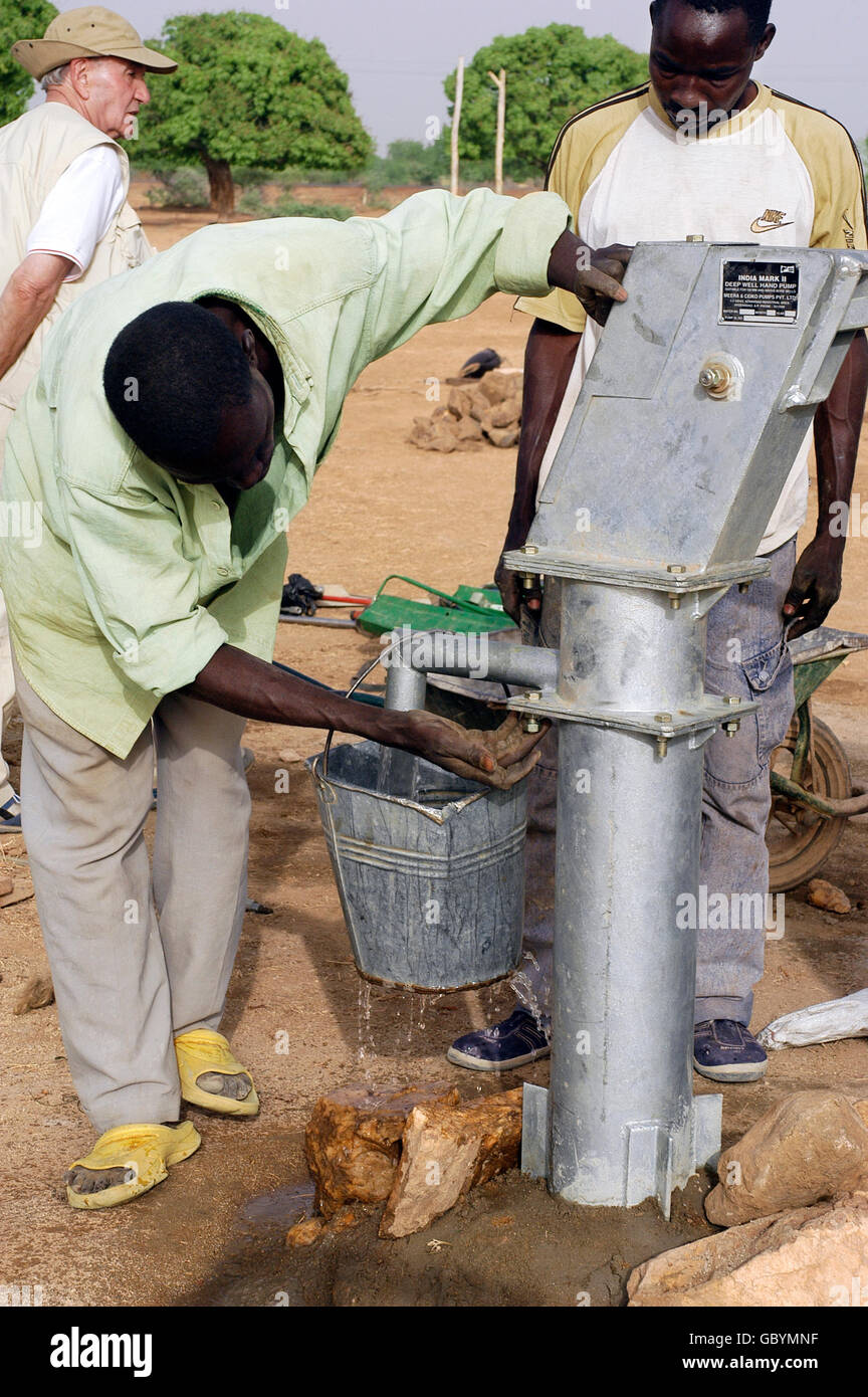 Installazione e montaggio di una pompa in Burkina Faso finanziato associassion umanitario. Foto Stock