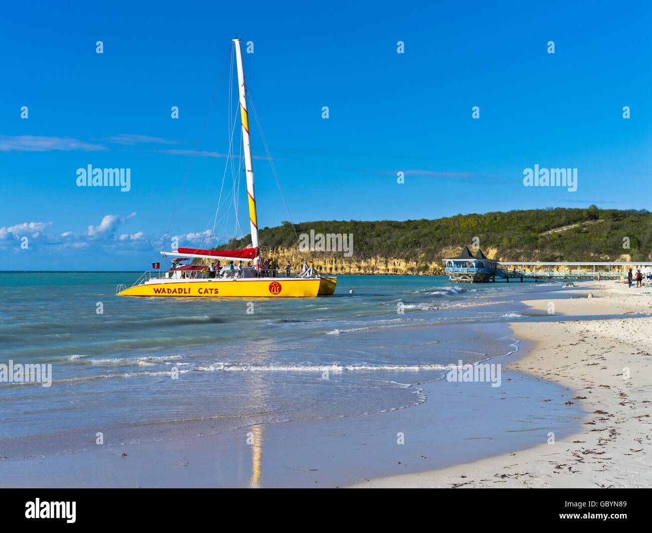 Dh Dickenson Bay beach ANTIGUA CARAIBI Wadadli Cats catamarani boat tours sbarcano catamarano Foto Stock