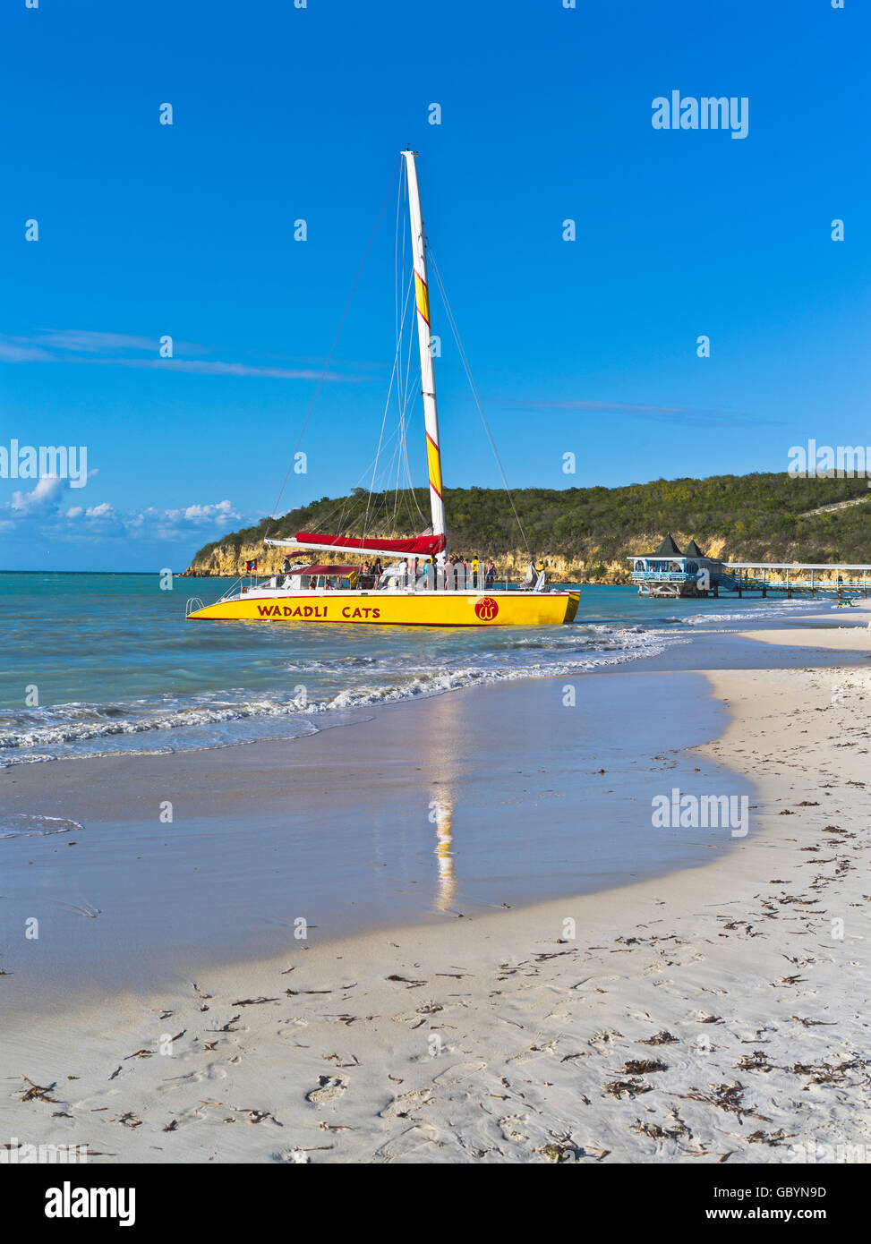 Dh Dickenson Bay beach ANTIGUA Caraibi Antigua beach boat Wadadli Cats catamarani tours sbarcano catamarano Foto Stock