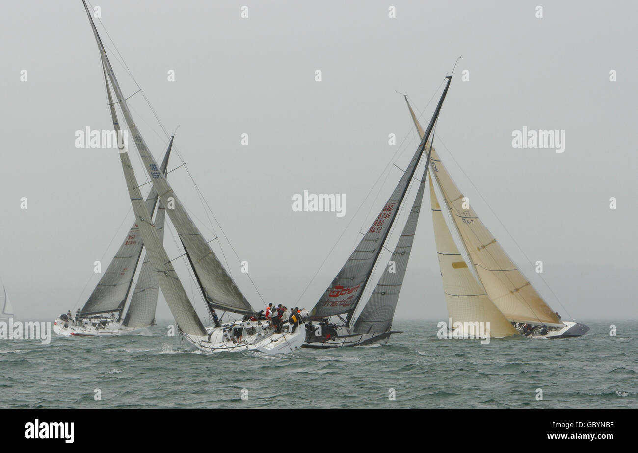 Vela - settimana delle Cowes - giorno uno - Isola di Wight. La flotta di classe uno si dirigerà verso l'alto durante le corse del primo giorno della settimana di Cowes sull'isola di Wight. Foto Stock