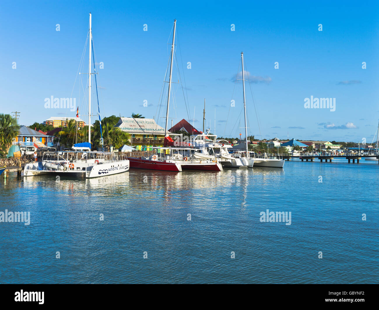 Dh St Johns ANTIGUA CARAIBI Catamarano a vela Barche Heritage Quay Antigua Barbuda Leeward Islands barca Foto Stock