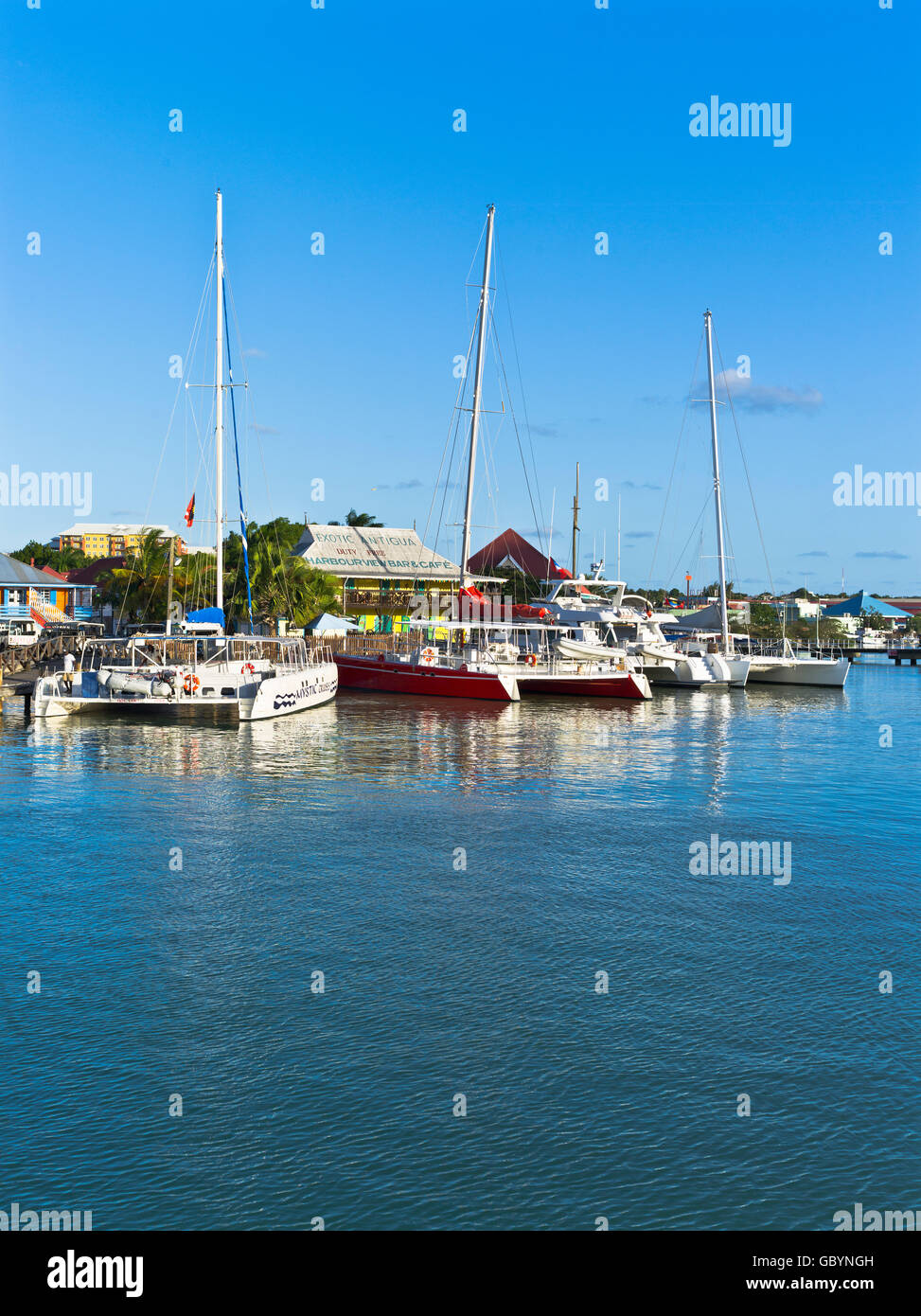 Dh St Johns ANTIGUA CARAIBI Catamarano a vela Barche Heritage Quay Antigua Barbuda Leeward Islands Foto Stock