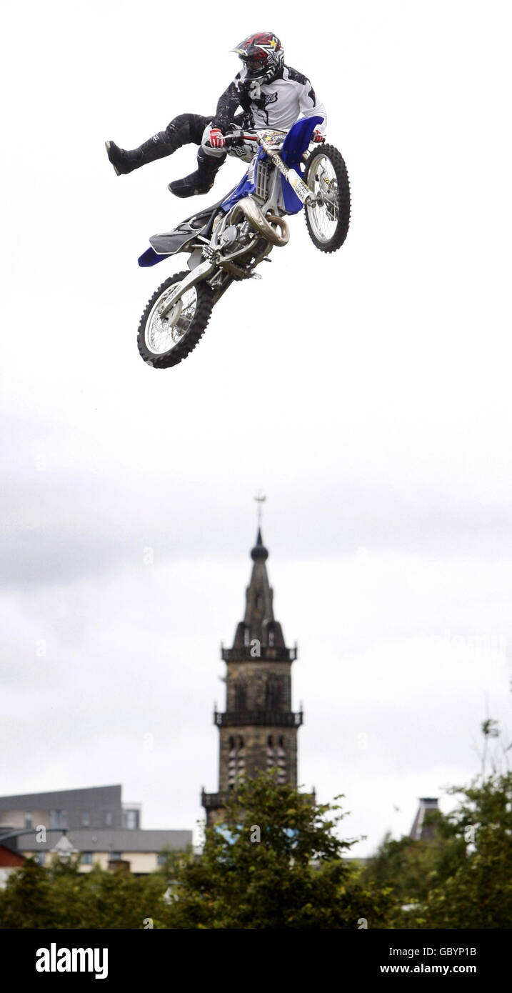 Un pilota di UKFMX, un team di stunt Freestyle Moto-Cross, esegue uno stunt al Glasgow Show, a Glasgow Green. Foto Stock