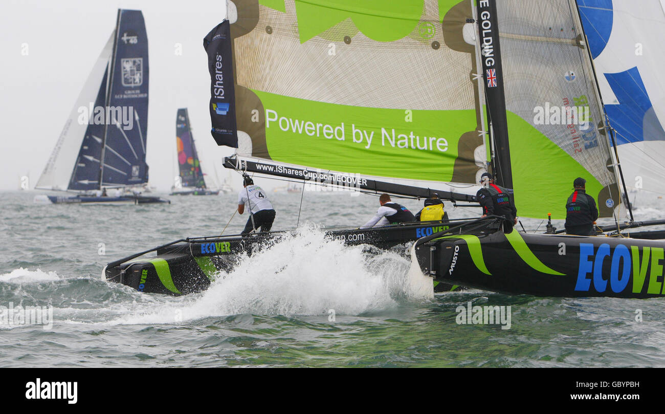 Vela - settimana delle Cowes - giorno uno - Isola di Wight. Il catamarano eCover Extreme 40 di Mike Golding arrotonda il segno del vento durante le corse nella iShares Cup durante la settimana dei Cowes sull'Isola di Wight. Foto Stock