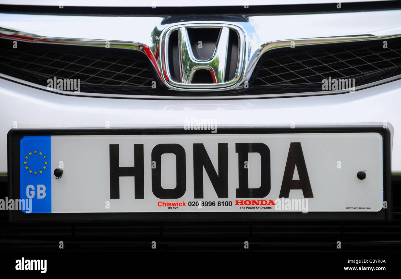 I maker si esibire su un veicolo Honda in una sala di esposizione Honda a Chiswick, Londra. Foto Stock