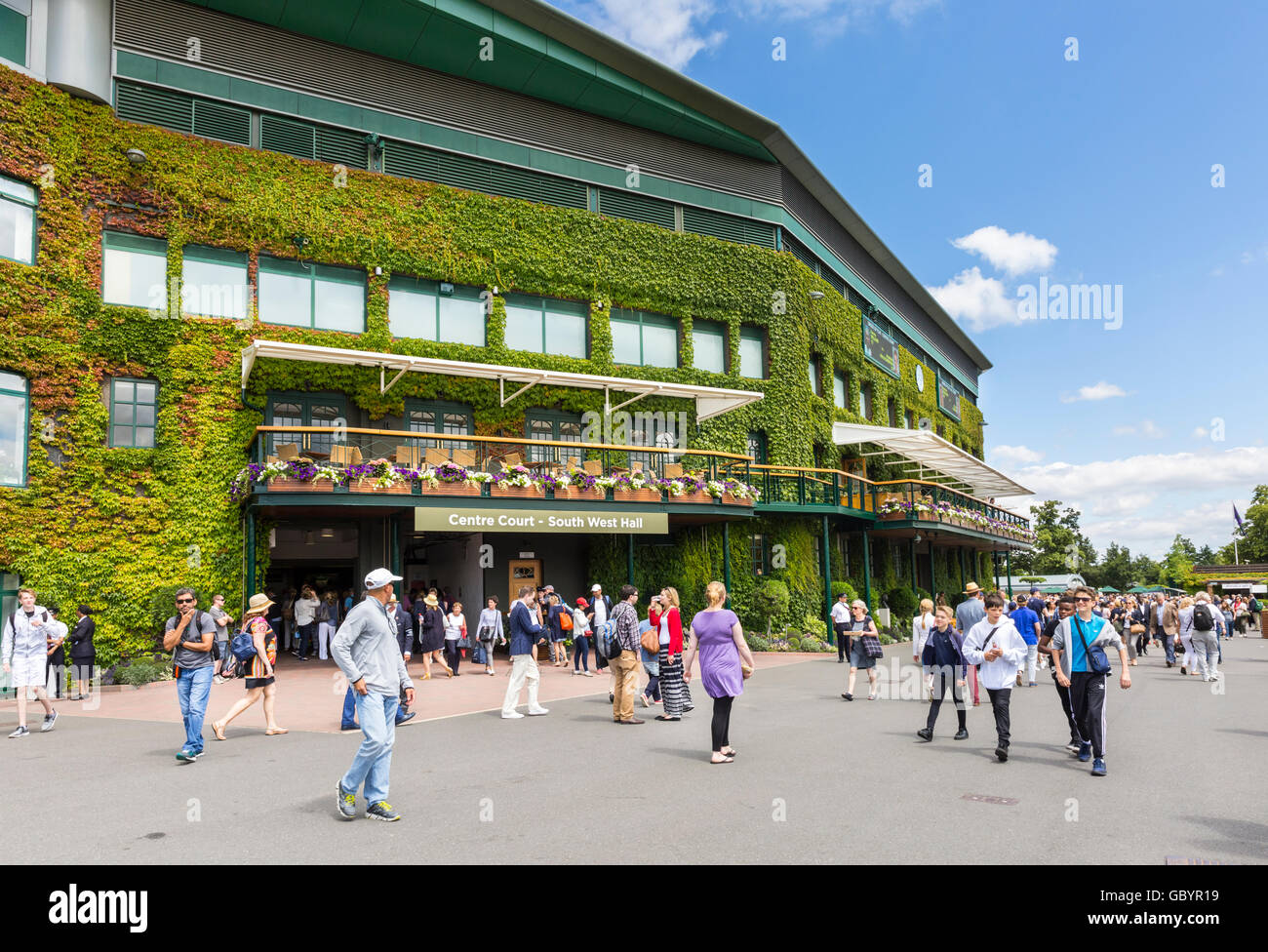 I visitatori a piedi intorno al giardino e Centre Court Sud Ovest in una giornata di sole durante il torneo di Wimbledon 2016 campionati di tennis Foto Stock