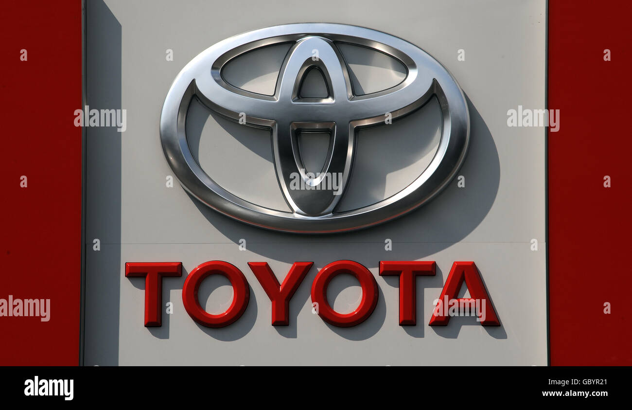 I maker si appellano alla segnaletica Toyota in una sala di esposizione Toyota nella parte ovest di Londra. Foto Stock