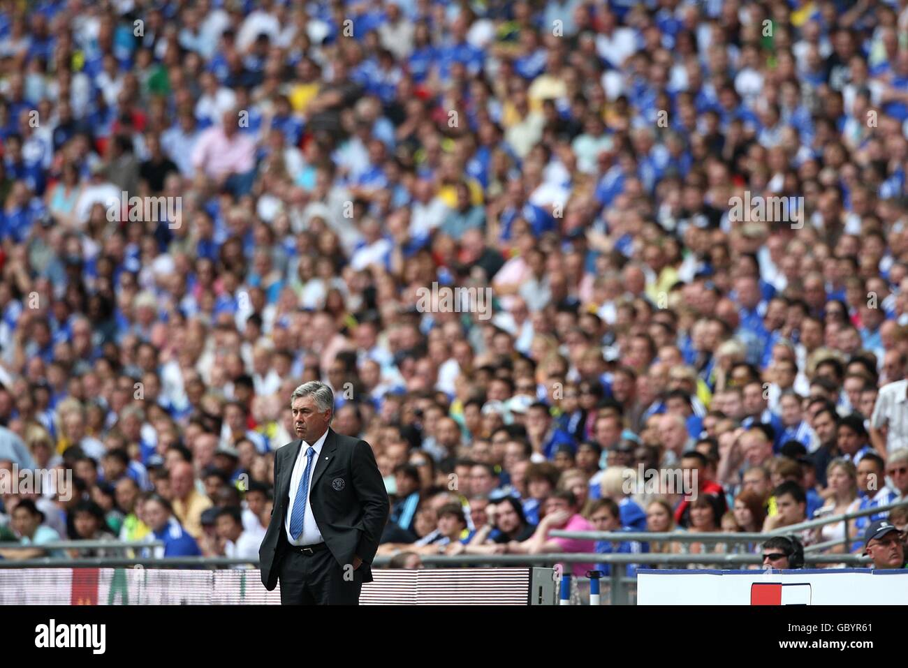 Calcio - Community Shield - Manchester United v Chelsea - Stadio di Wembley. Il manager del Chelsea Carlo Ancelotti sulla linea di contatto Foto Stock