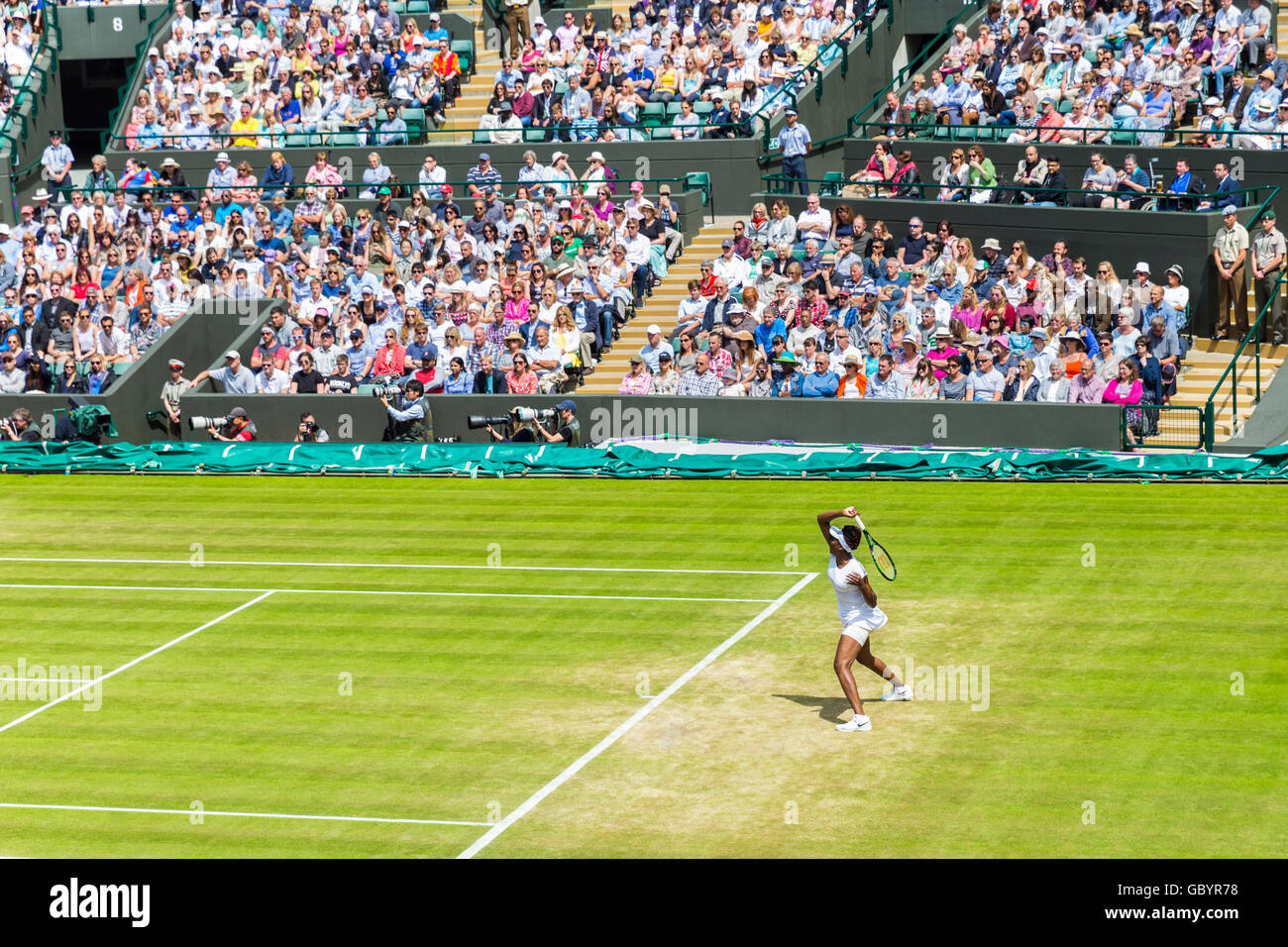 American giocatore di tennis Venus Williams gioca sul Centre Court, onorevoli singoli quarti di finale gioco, Wimbledon 2016 Campionati Foto Stock