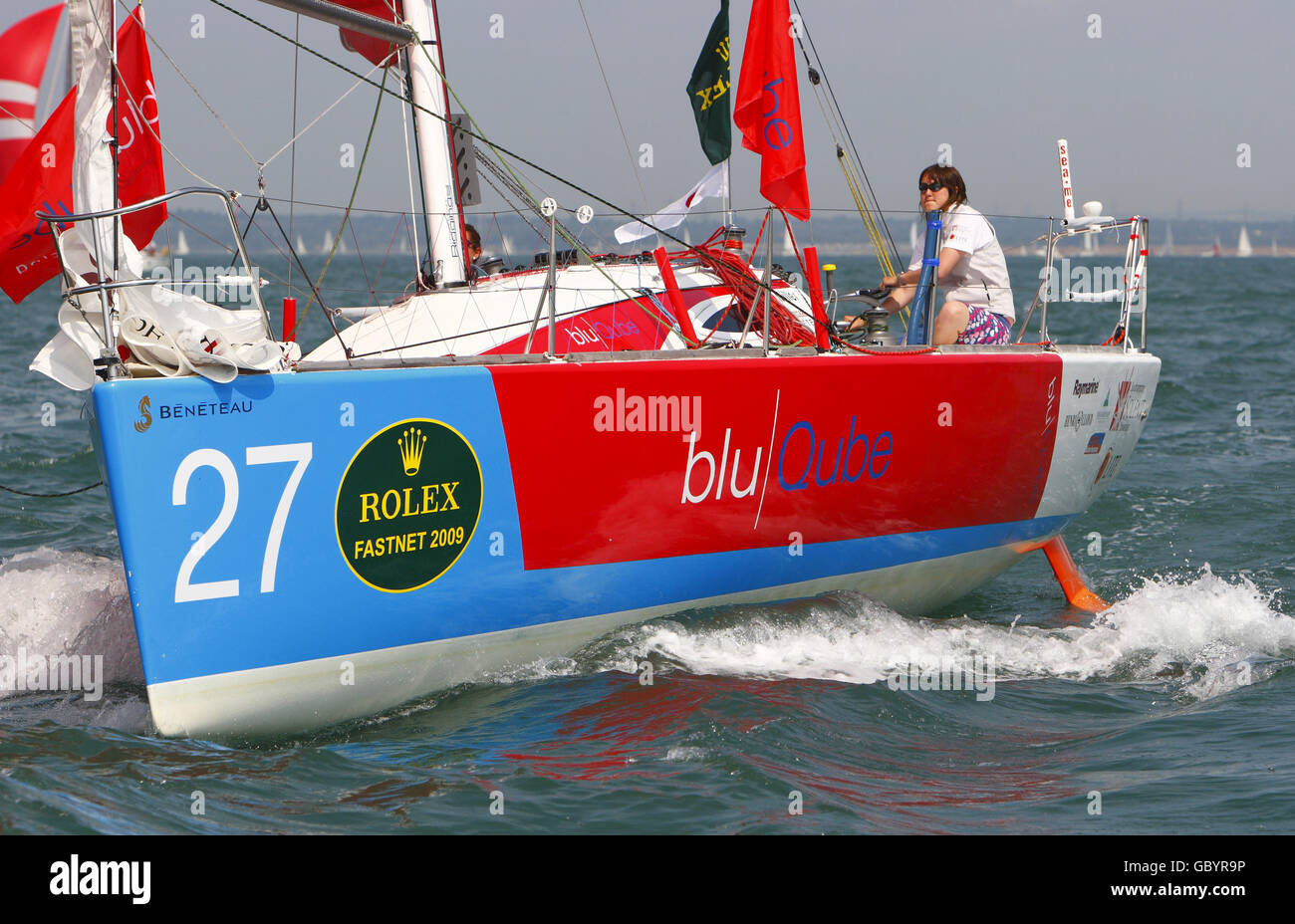 La giovane yachtswoman Katie Miller a bordo della sua barca all'inizio della biennale Rolex Fastnet Race sul Solent. Foto Stock