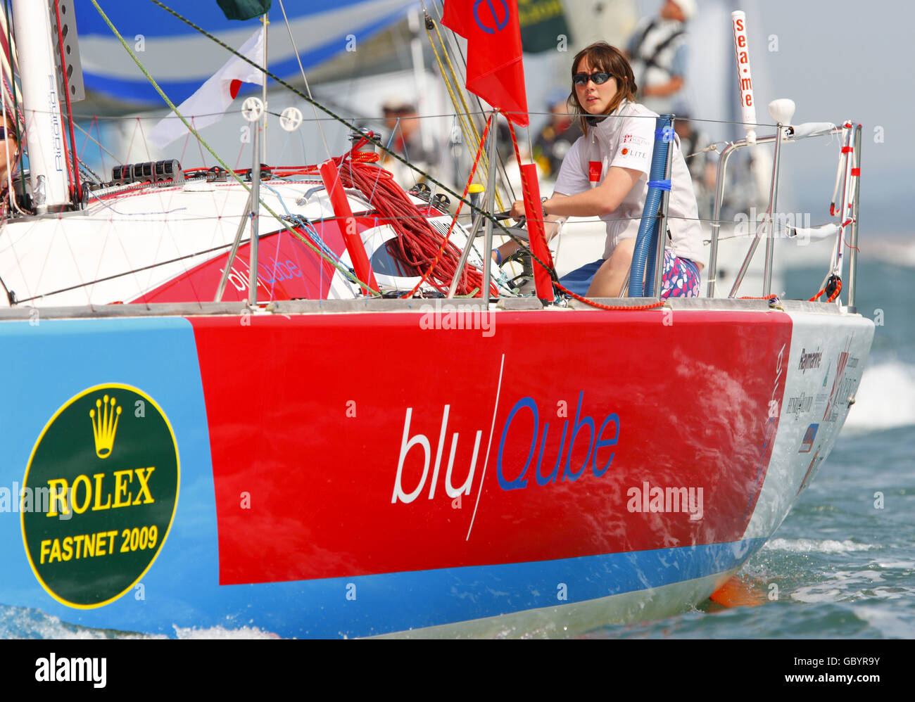 La giovane yachtswoman Katie Miller a bordo della sua barca all'inizio della biennale Rolex Fastnet Race sul Solent. Foto Stock