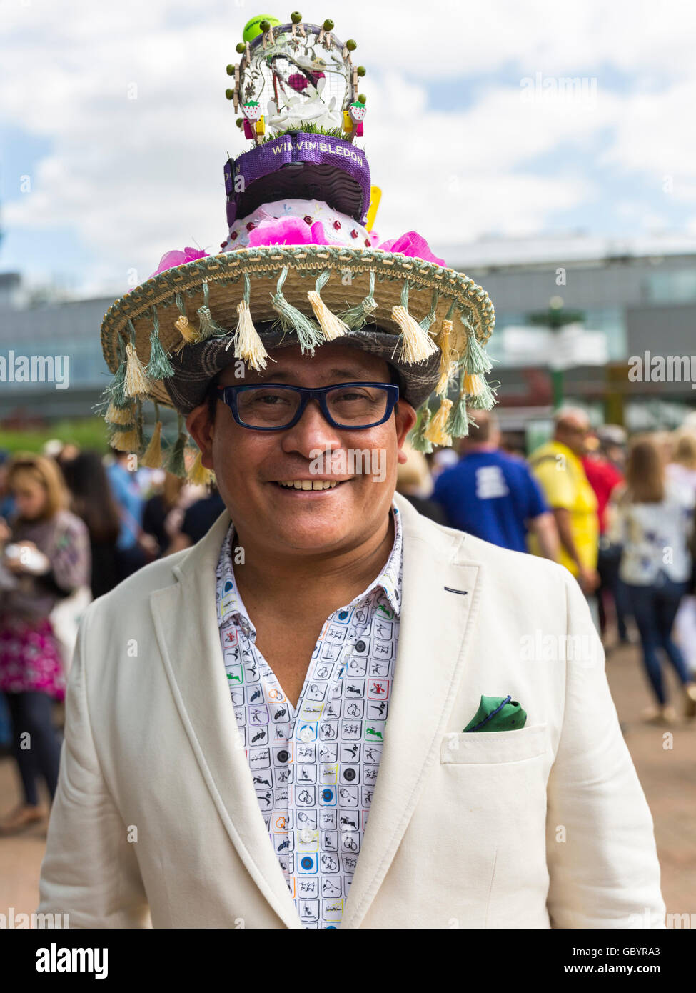 Wimbledon spettatore Salarza-Grant Chito, il flamboyant uomo che chiama se stesso "Hat Uomo di Londra' a Wimbledon 2016 Foto Stock