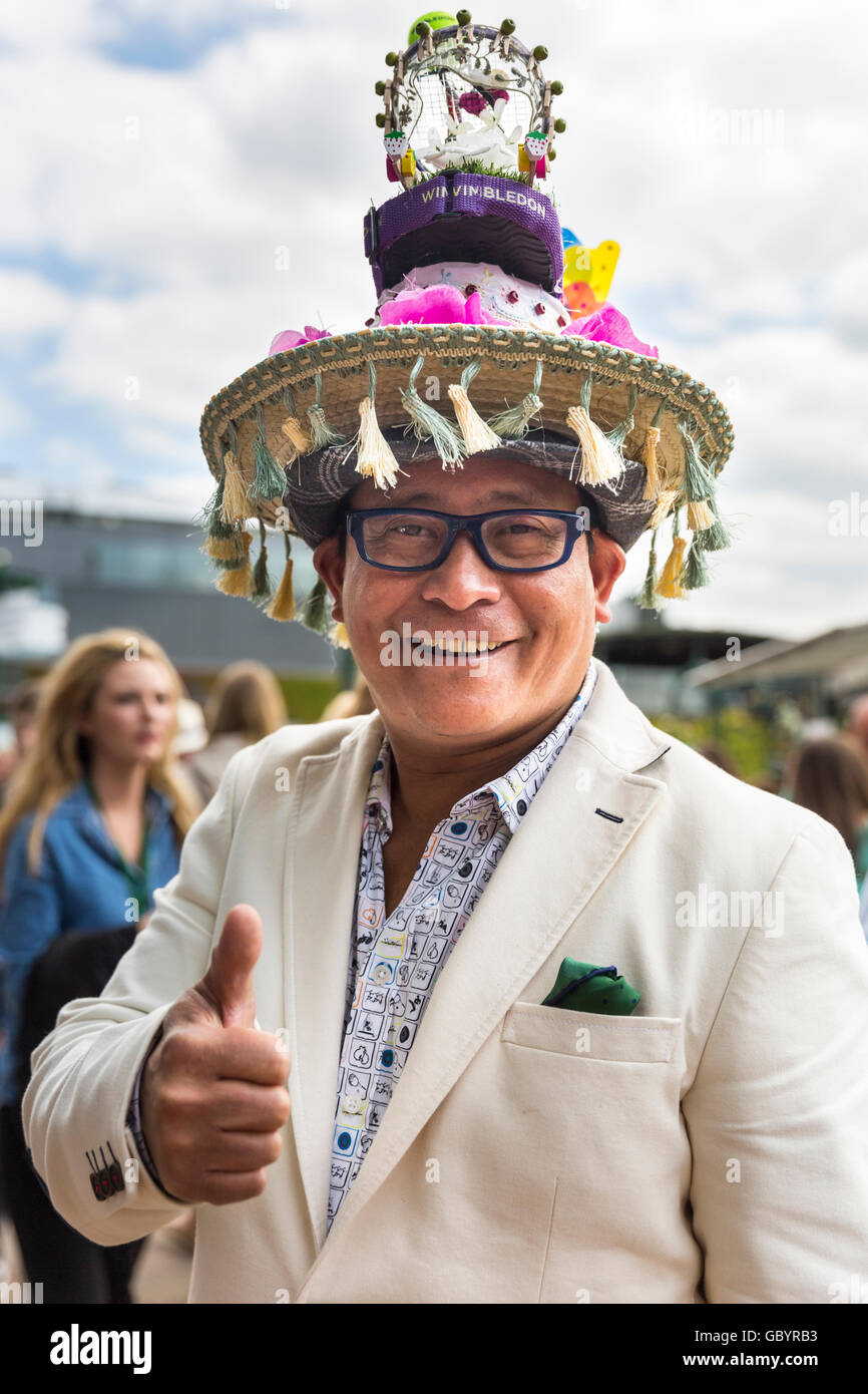 Wimbledon spettatore Salarza-Grant Chito, il flamboyant uomo che chiama se stesso "Hat Uomo di Londra' a Wimbledon 2016 Foto Stock