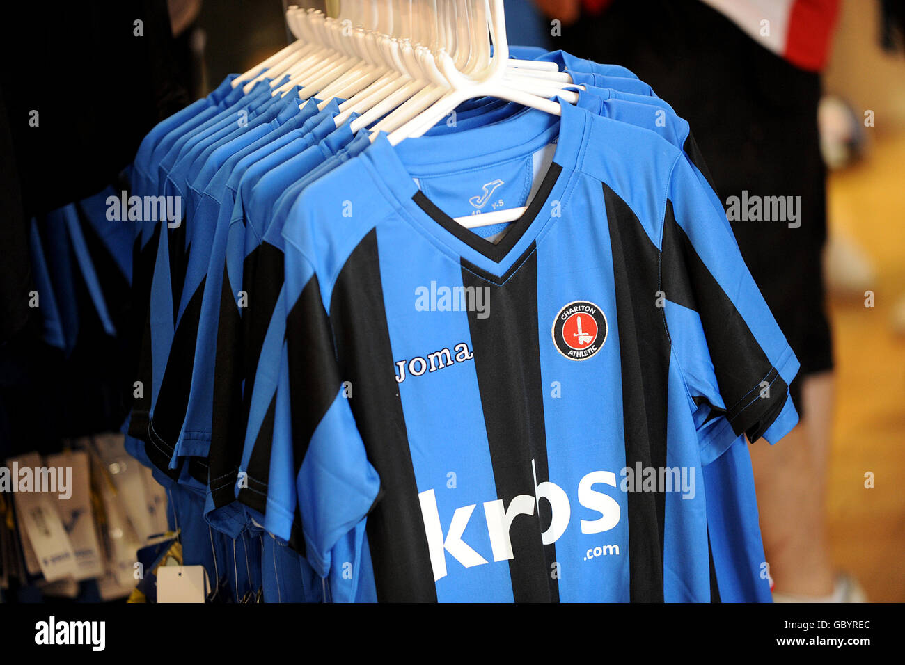 Calcio - Coca-Cola Football League One - Charlton Athletic / Wycombe Wanderers - The Valley. Vista generale della nuova maglia Away di Charlton Athletic in vendita nel negozio del club Foto Stock