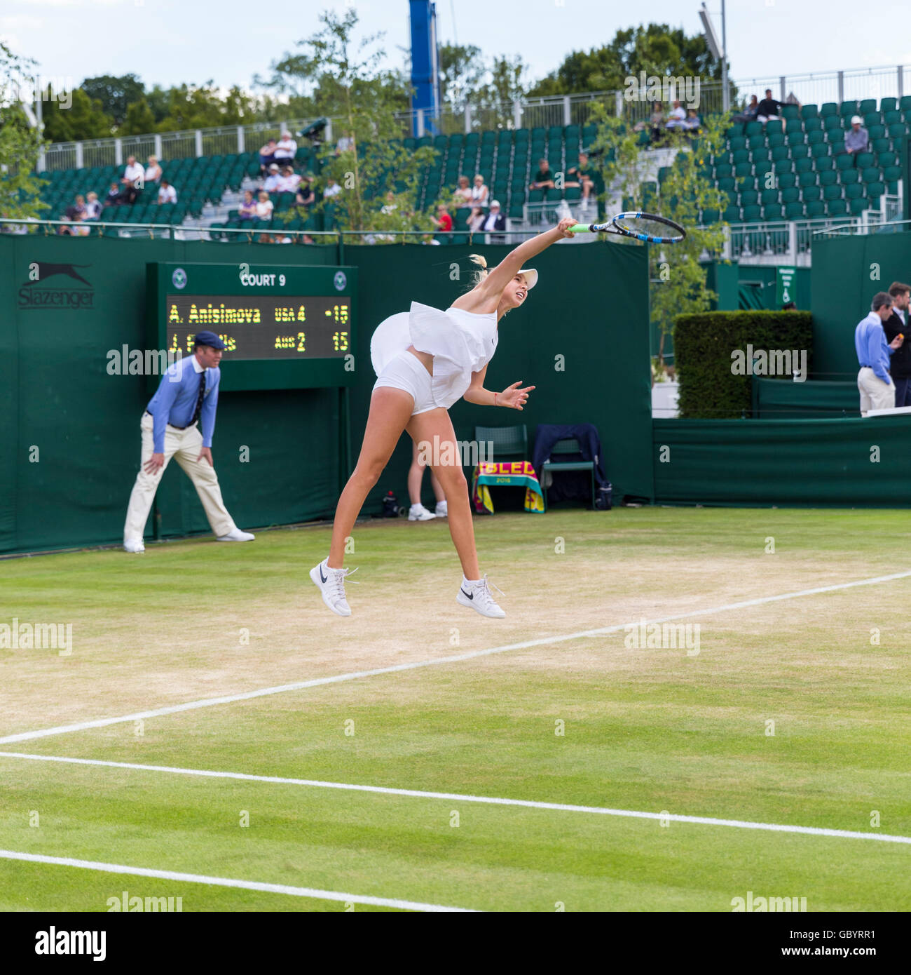 Amanda Anisimova, American giocatore di tennis, serve a campionati di Wimbledon 2016 Foto Stock