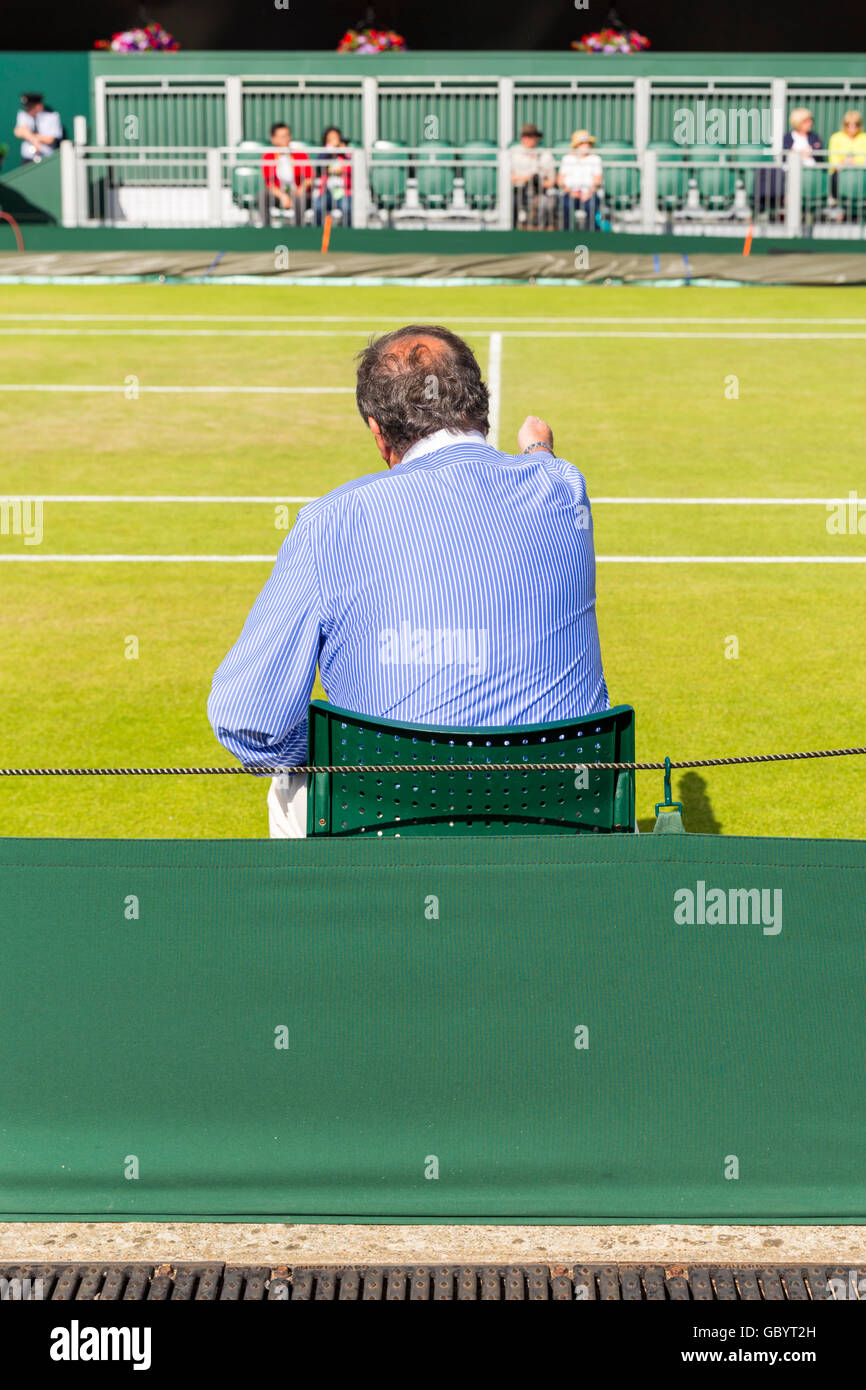 Wimbledon Tennis Championships 2016 arbitro facendo una chiamata di linea Foto Stock